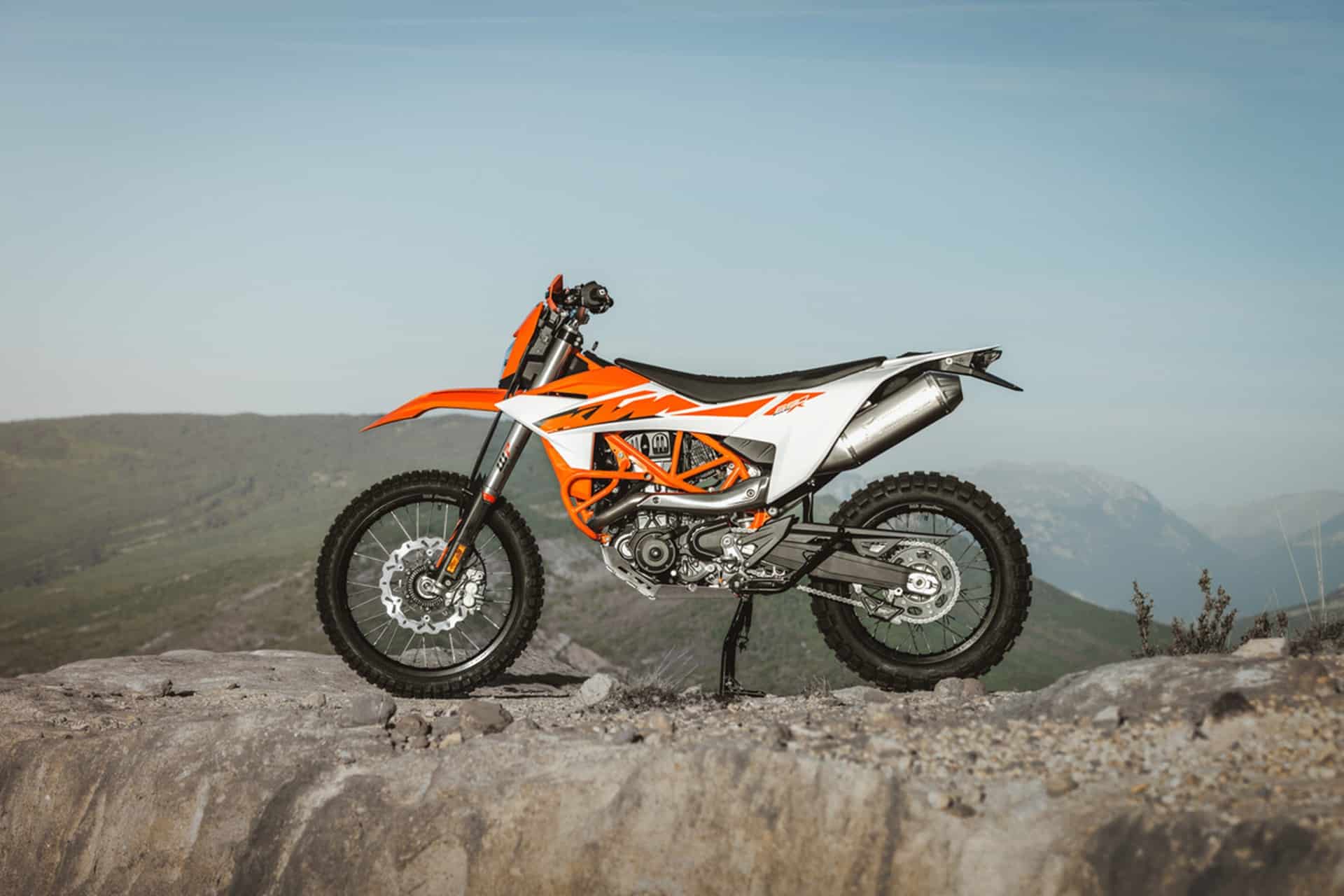 KTM officially presents its new 690 Enduro R and 690 SMC R 2026