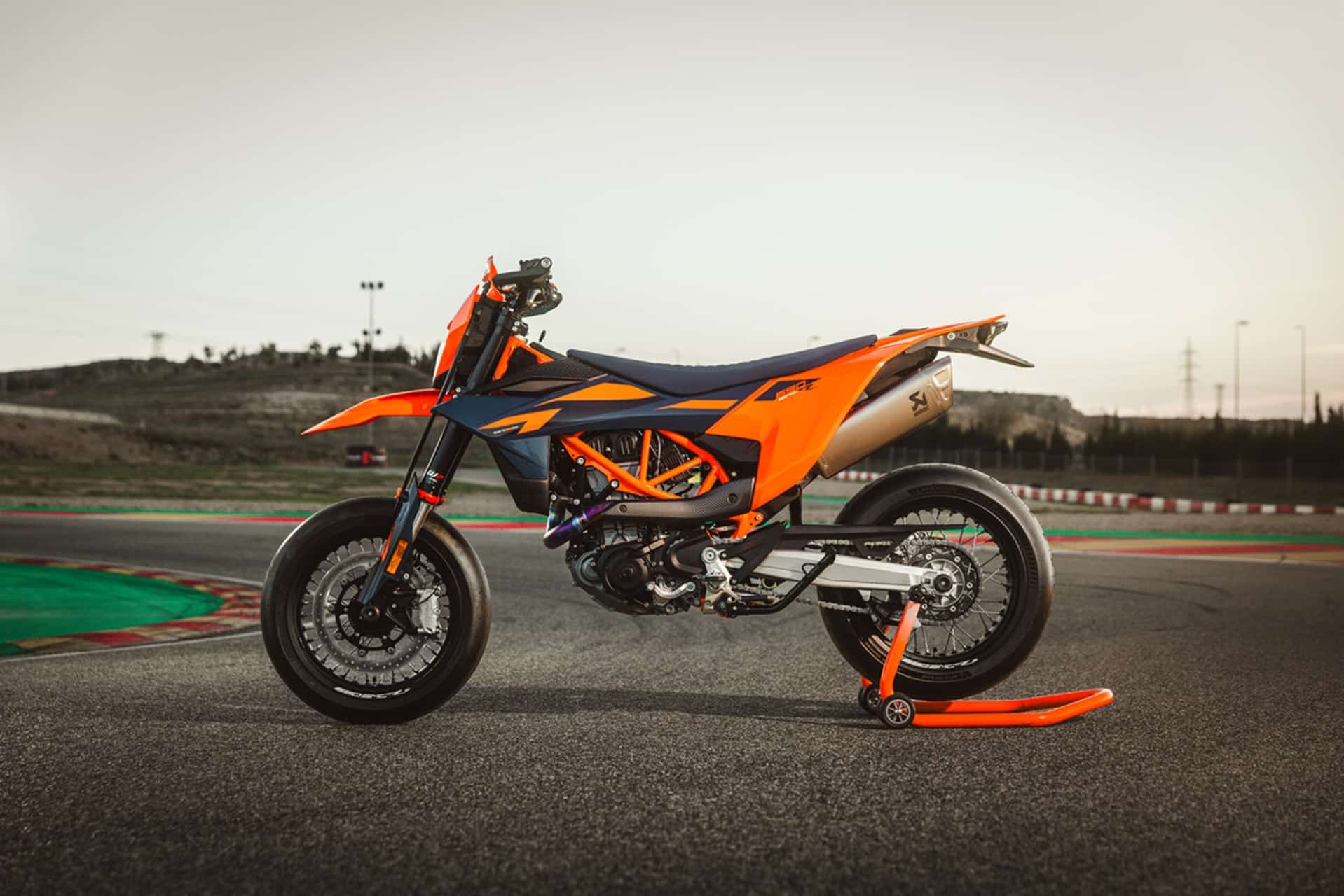 KTM officially presents its new 690 Enduro R and 690 SMC R 2026