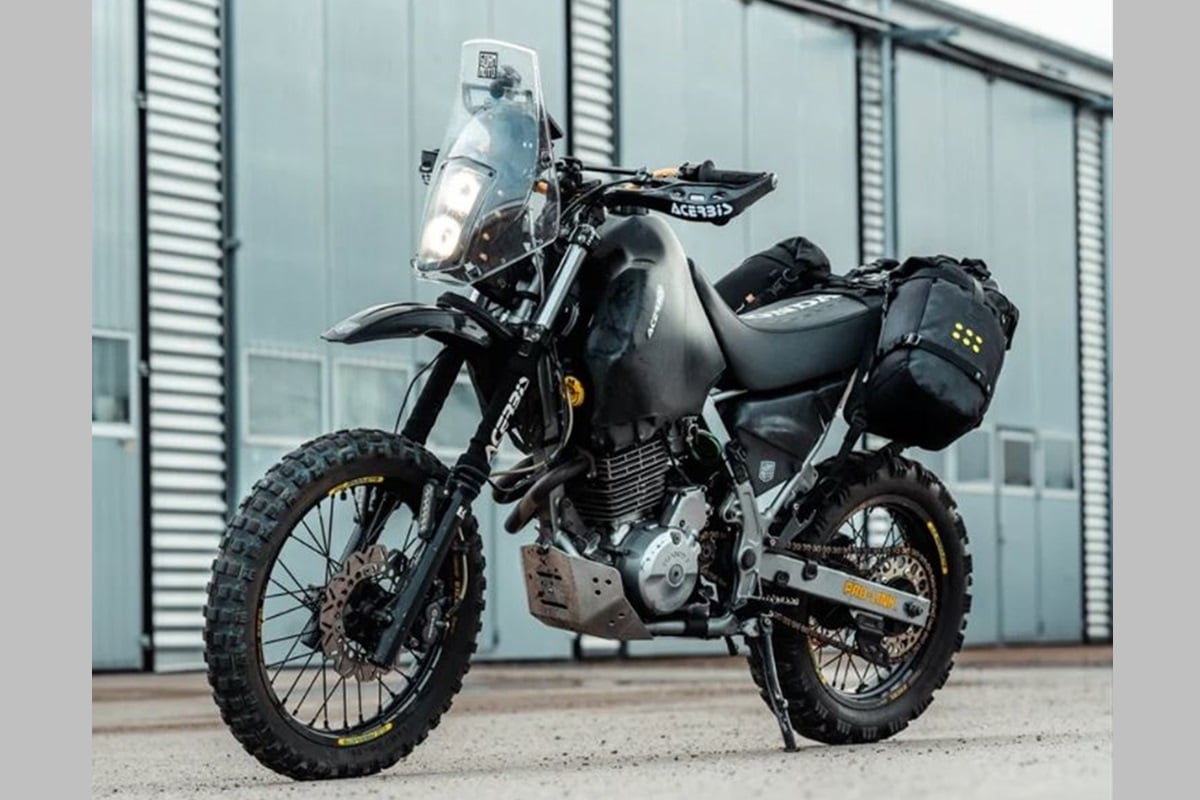 Kriega wears this Honda Nx650 Rally with its range of accessories Os-Base Adventure