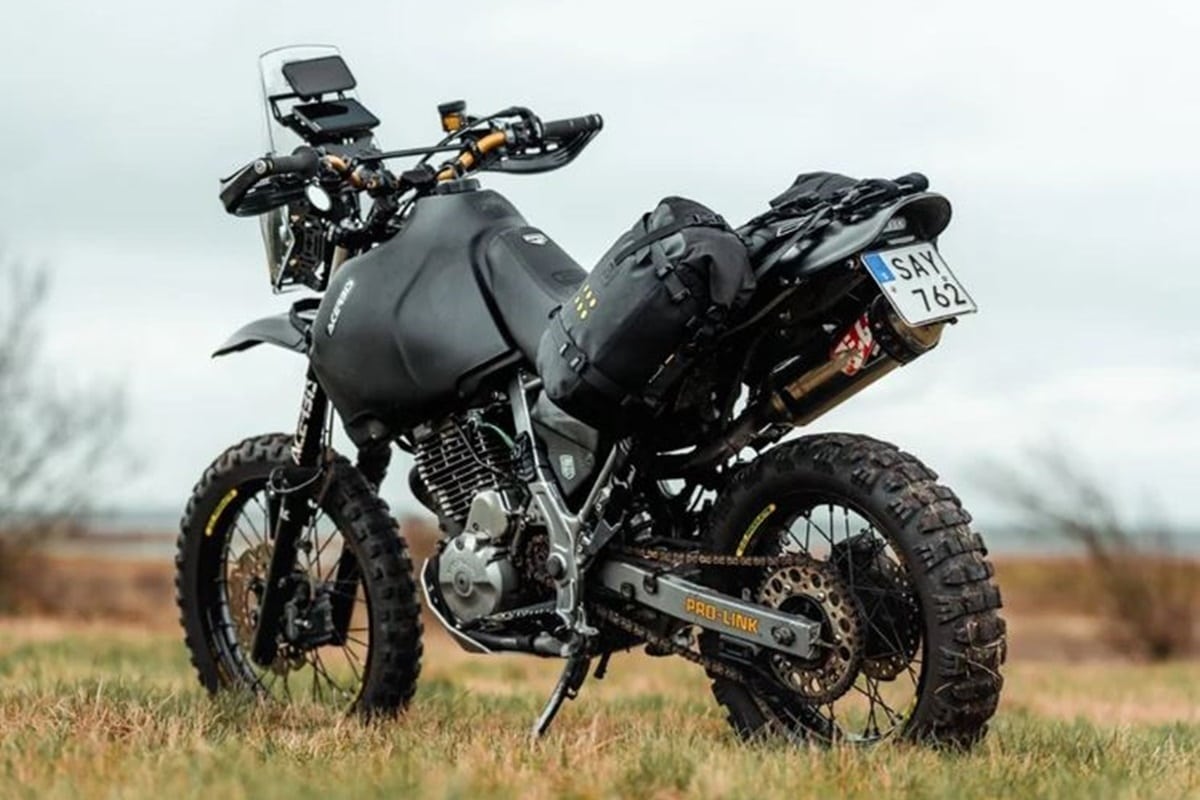 Kriega wears this Honda Nx650 Rally with its range of accessories Os-Base Adventure