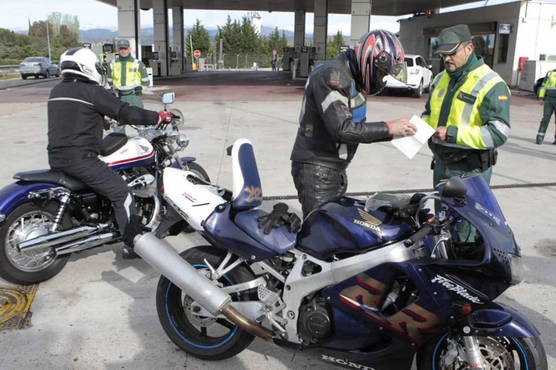 Use your twin brother's motorcycle card to identify, after being fined by reckless driving