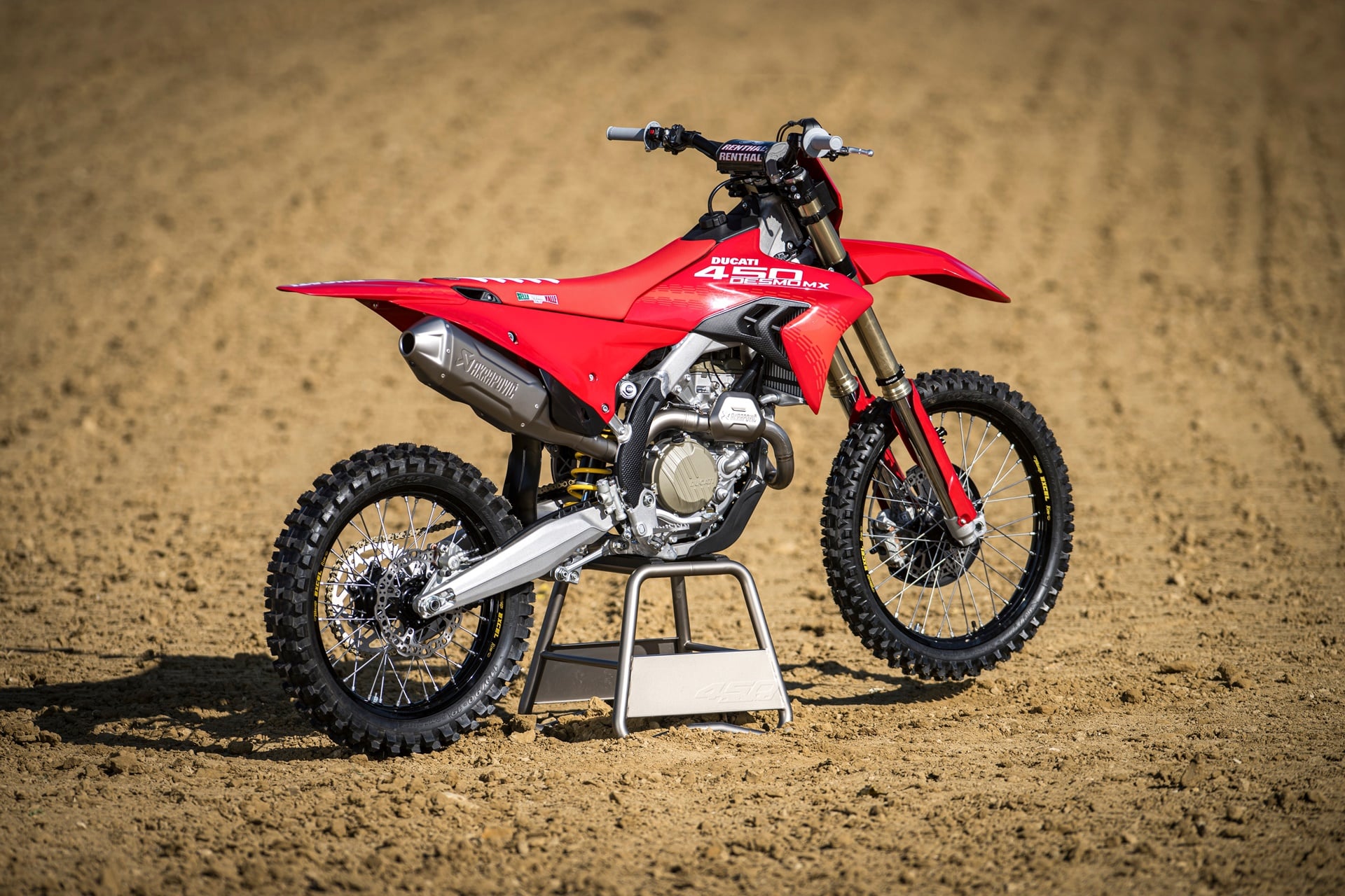 Fotos: Ducati Performance presenta su nueva gama de accesorios para la Desmo450 MX para un máximo rendimiento en pista