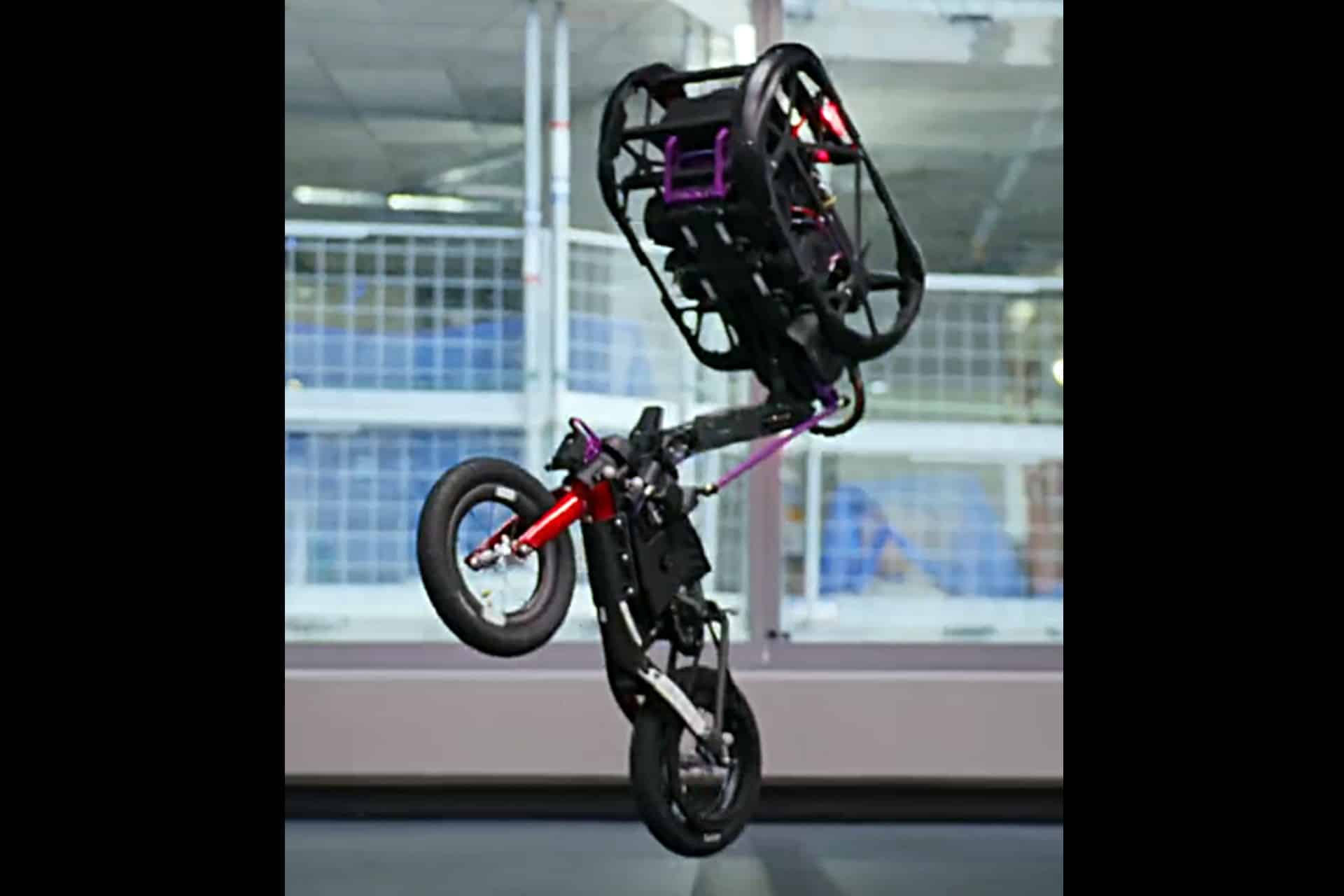 The robot that looks like Toni Bou keeps getting better. Already 'playing' with gravity on two wheels