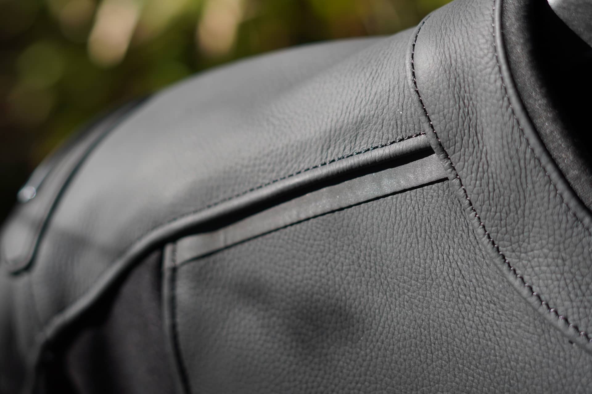 Tips for choosing a leather jumpsuit and not staying "in leather"