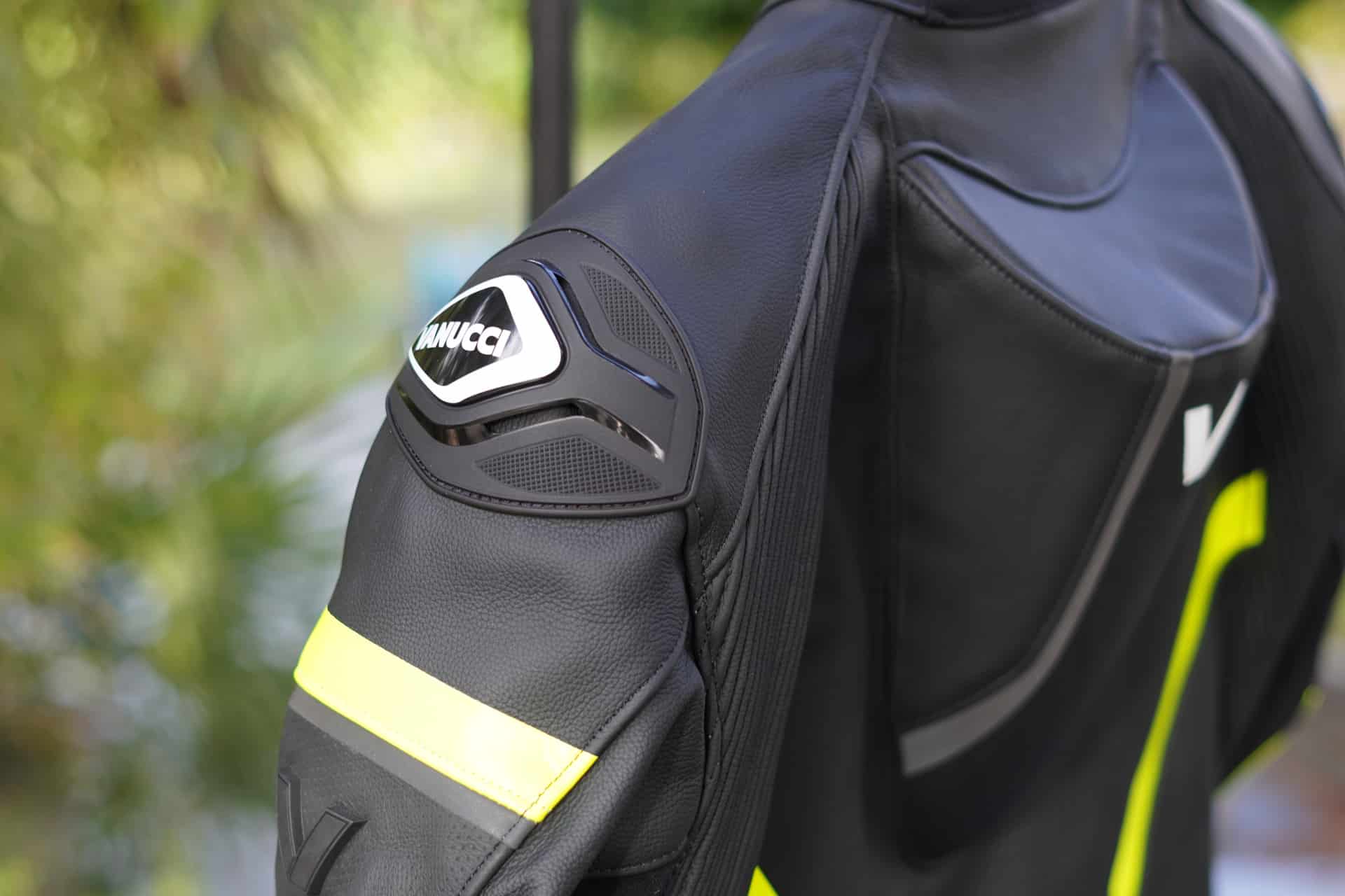 Tips for choosing a leather jumpsuit and not staying "in leather"