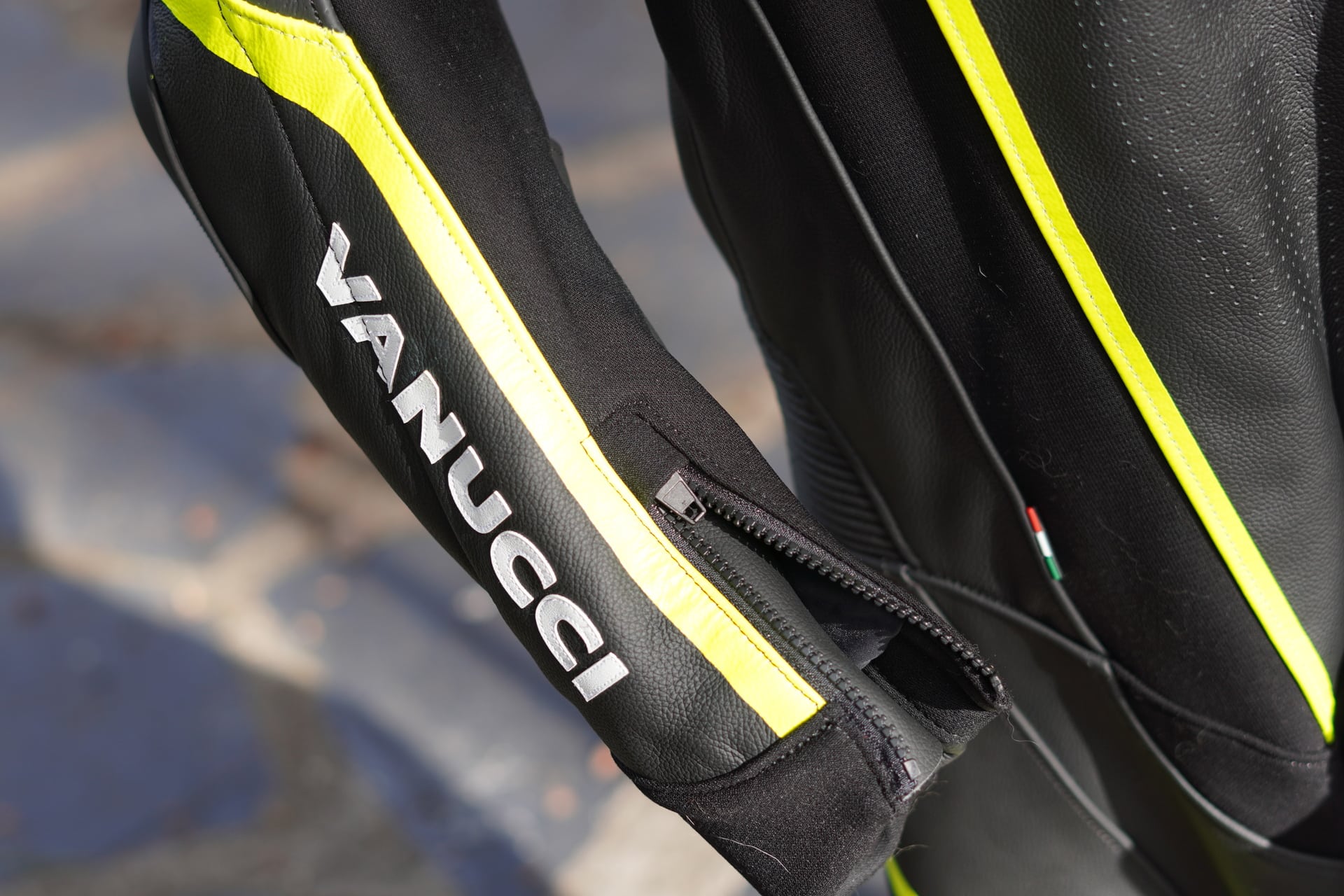 Tips for choosing a leather jumpsuit and not staying "in leather"