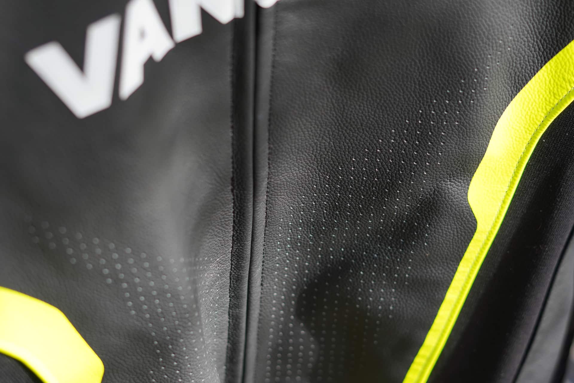 Tips for choosing a leather jumpsuit and not staying "in leather"