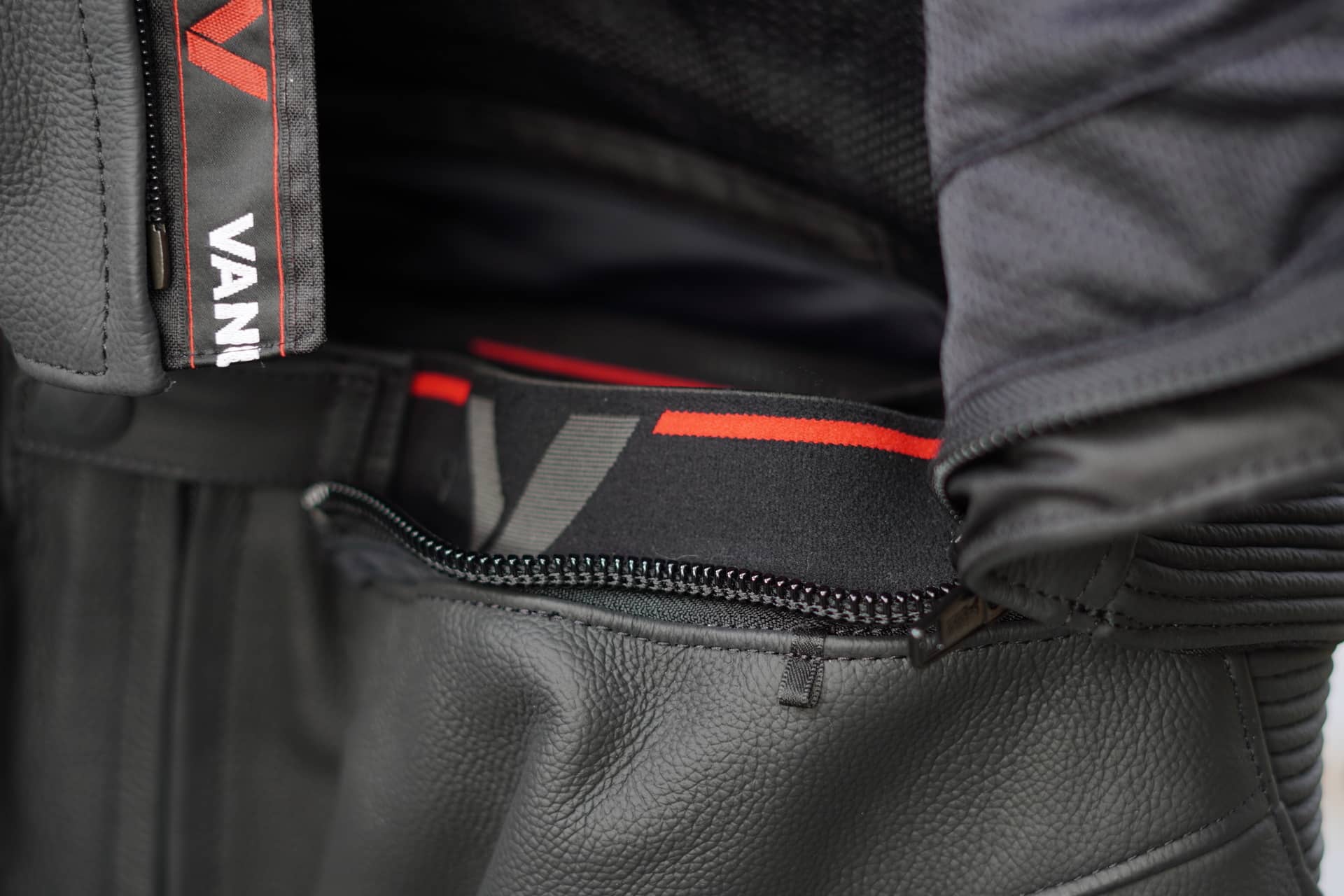 Tips for choosing a leather jumpsuit and not staying "in leather"