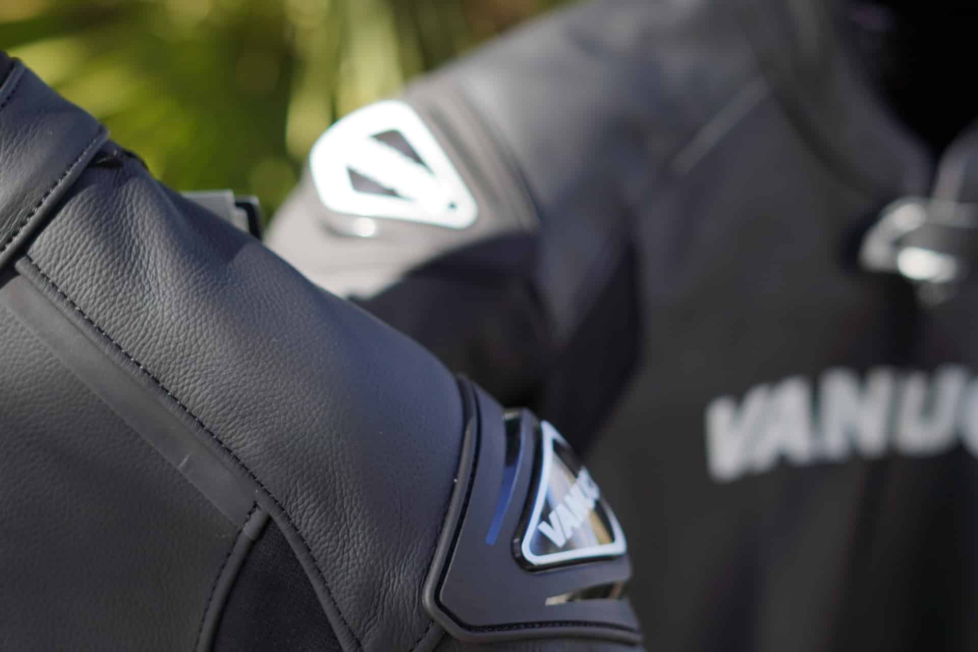 Tips for choosing a leather jumpsuit and not staying "in leather"