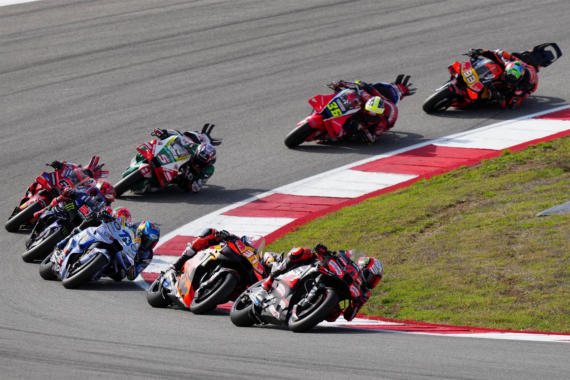 Dimes, diretes, rumores, especulaciones y ningún contrato firmado: ¿Será el de Márquez el primero?