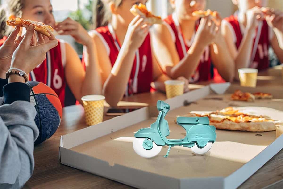 Although the seller's assembly is peculiar, the Vespa-style cutter has its class