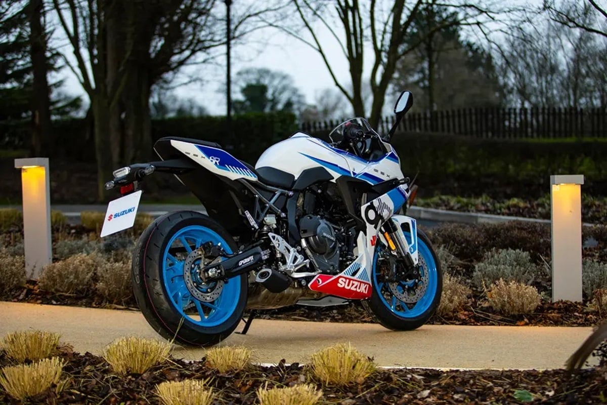 GP Grafix graphics kit: The Suzuki GSX-8R sporting a marked “retro-racing” look