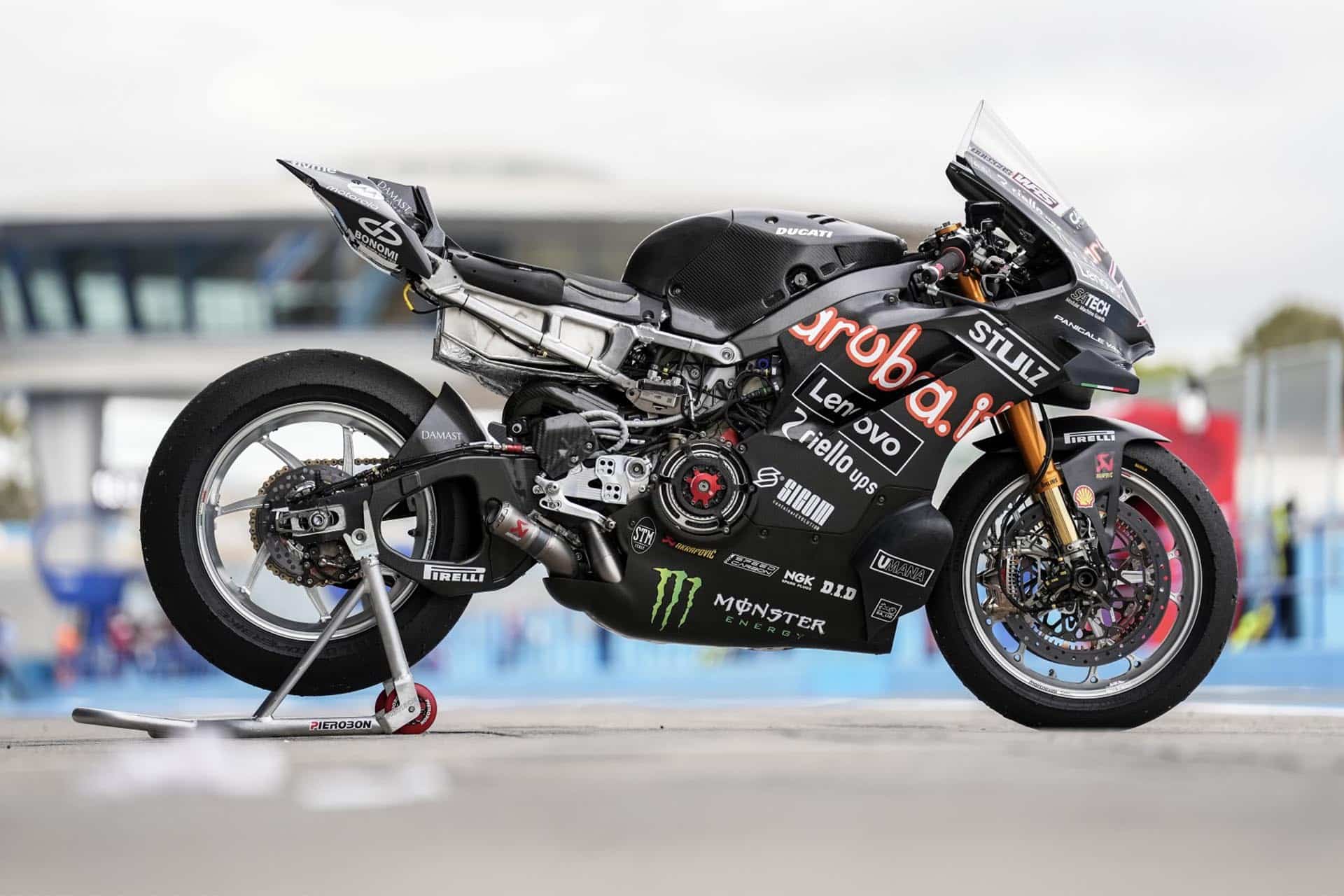 La nueva Ducati Panigale V4 R está por debajo del peso mínimo del WSBK ¿Influye?