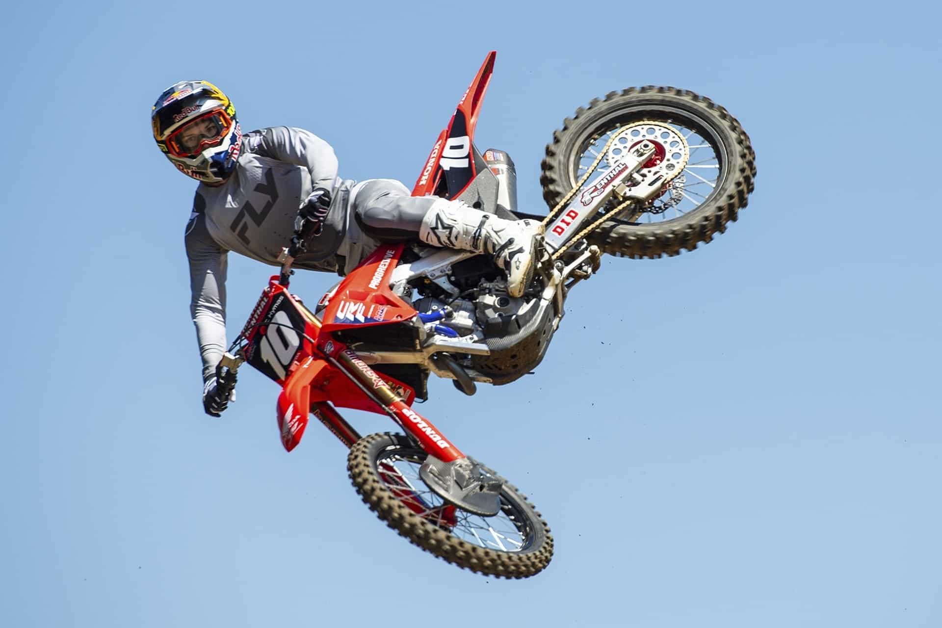 Colección Fly Racing 2026: Nuevas gráficas y colores para sus gamas de cascos y ropa off-road