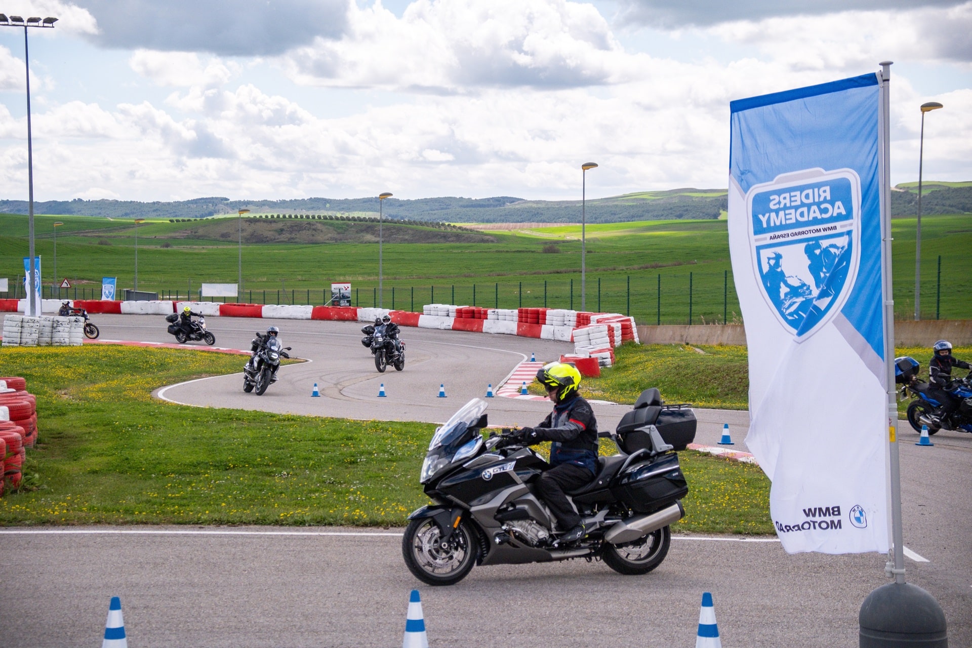 Riders Academy 2026: BMW Motorrad España anuncia la apertura oficial del calendario de cursos
