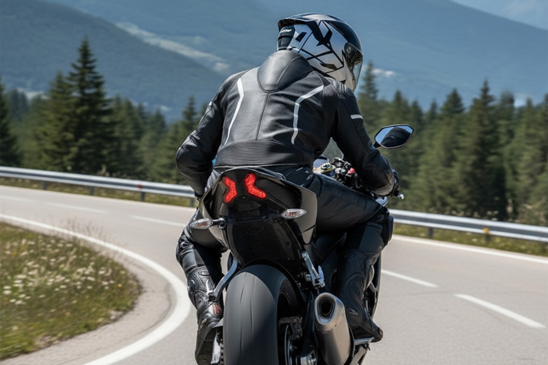 CGM reinforces its range of full-face helmets with a new collection of striking graphics