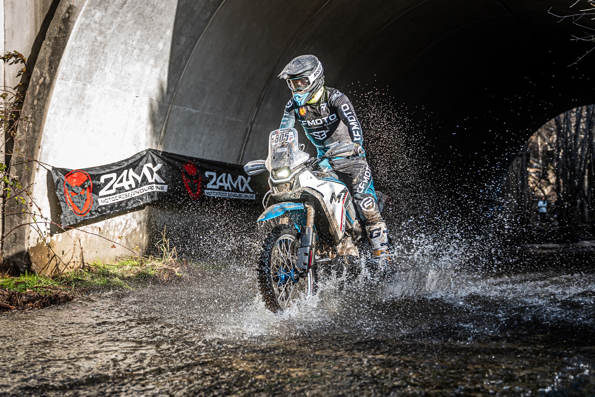 Mario Román achieves his first victory at the controls of the CFMoto 450MT