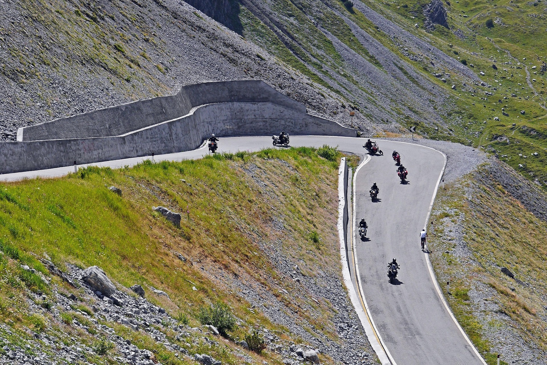 This is how Continental's EasyHandling technology works when cornering