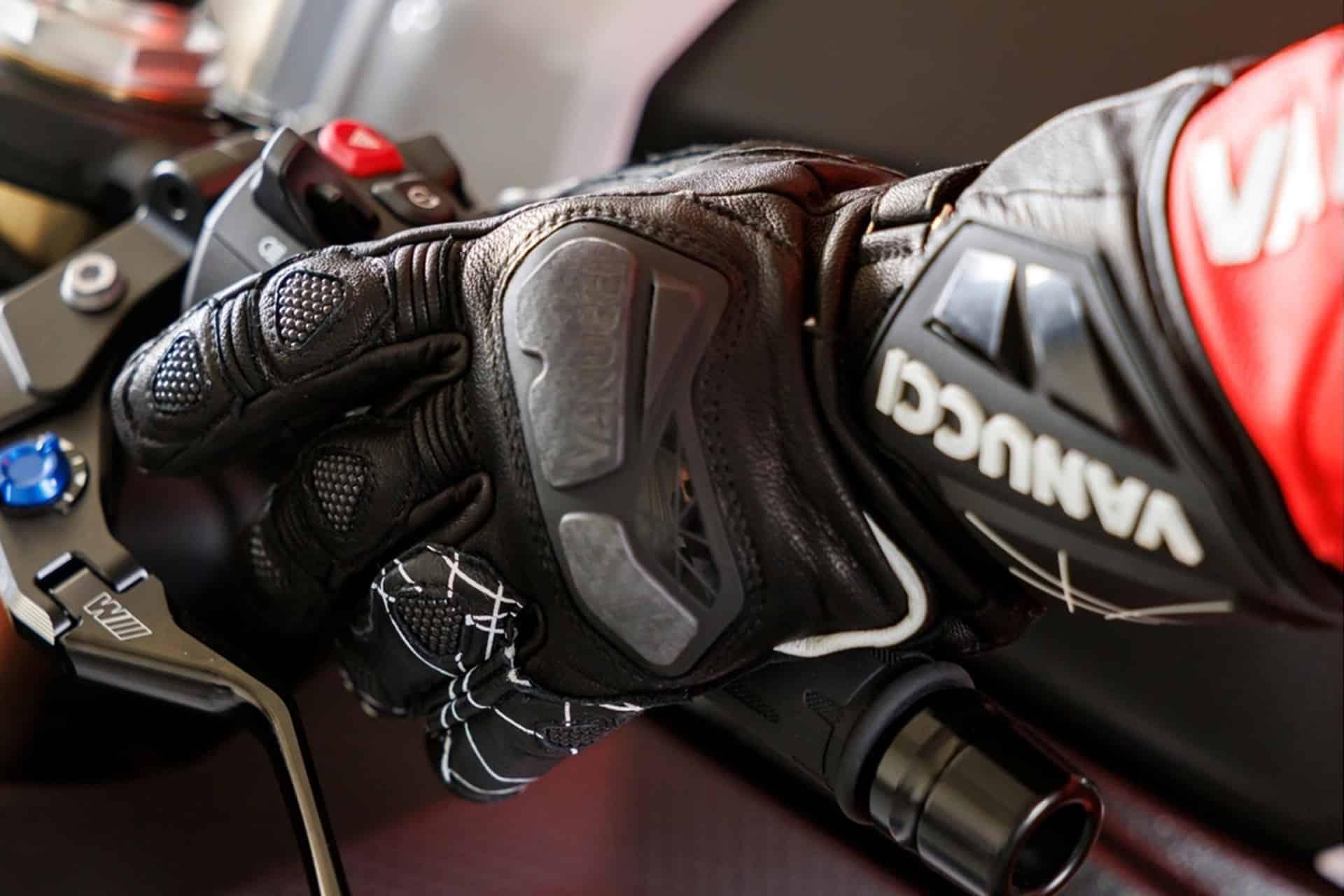 How to choose your motorcycle gloves for your safety and comfort