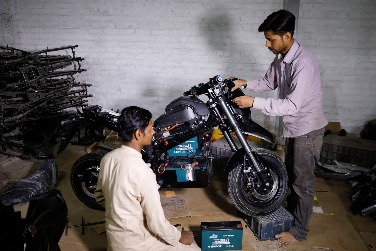 Trump convertido en el nuevo impulsor de la venta de motos eléctricas en Pakistán