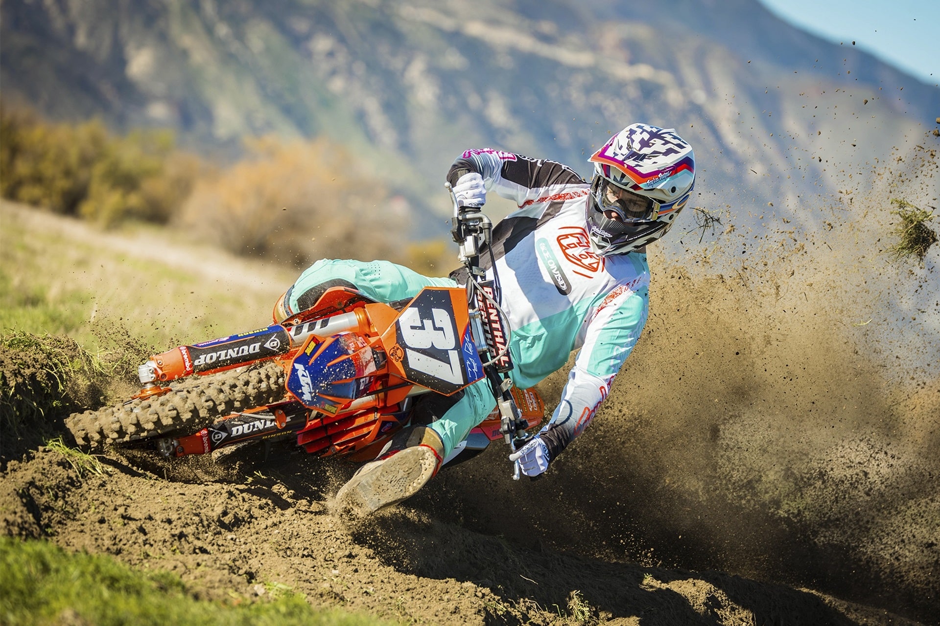 Troy Lee Designs presents its 2026 collection including its SE5 Carbon helmet