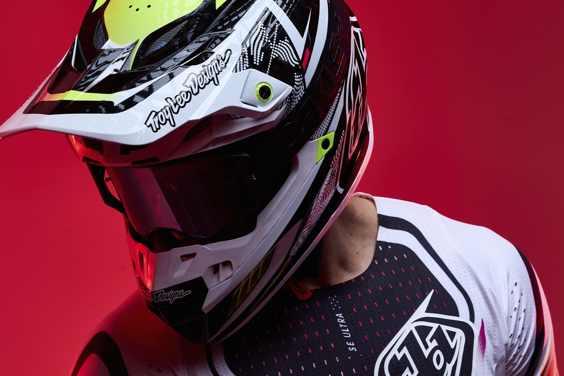 Troy Lee Designs presents its 2026 collection including its SE5 Carbon helmet
