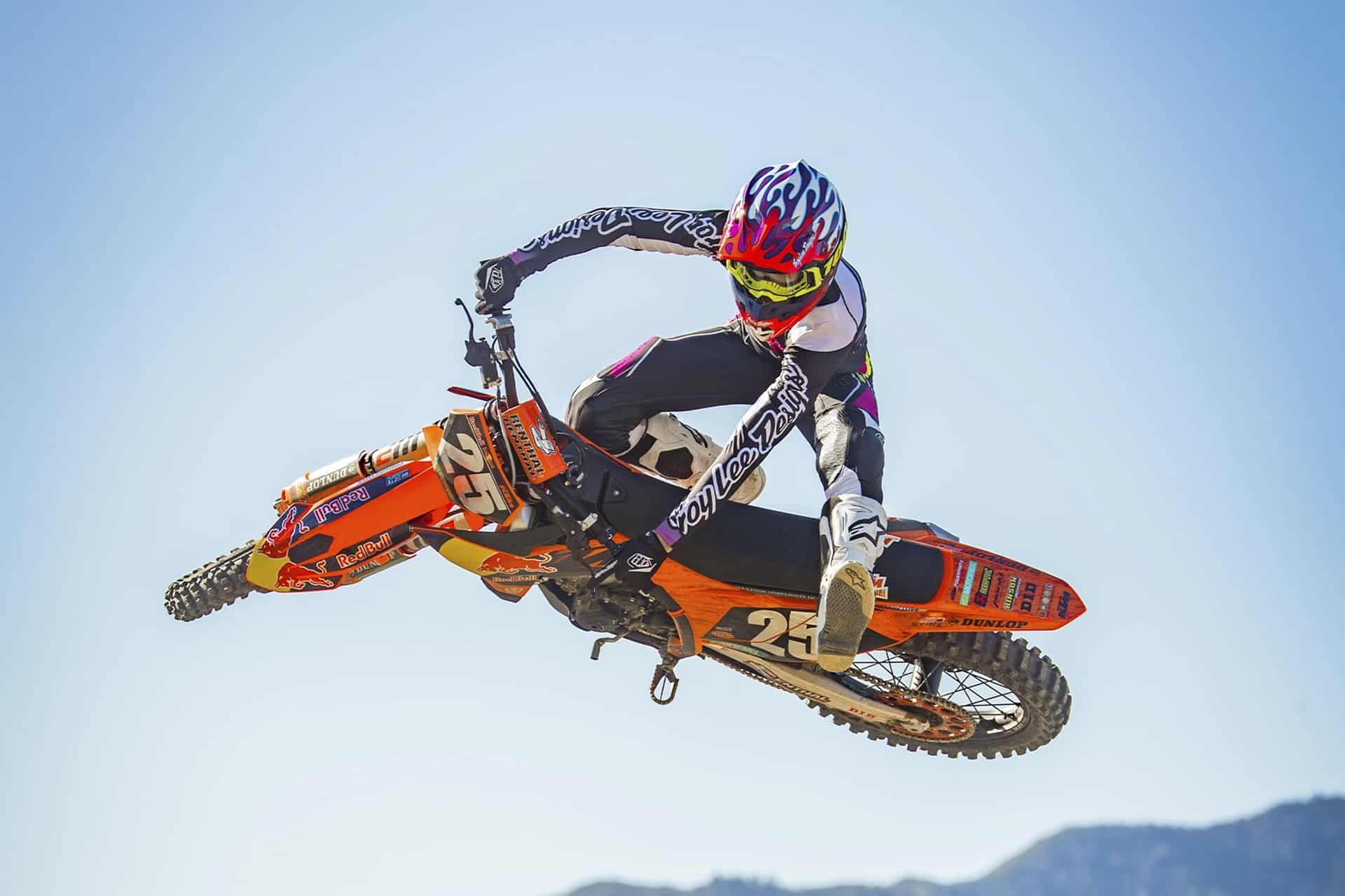 Troy Lee Designs presenta su colección 2026 incluyendo su casco SE5 Carbon