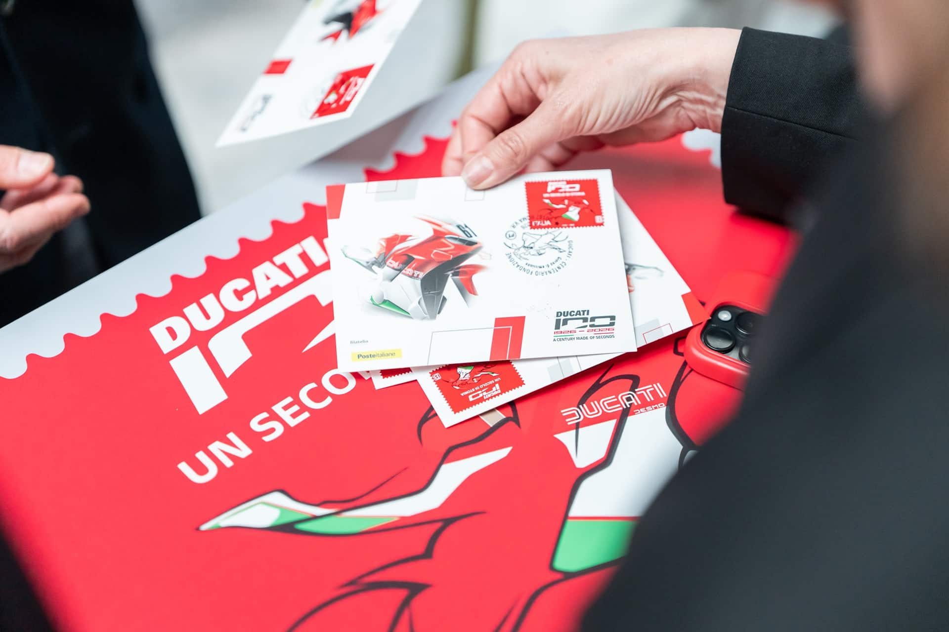 Con motivo del su centenario, el Estado italiano rinde homenaje a Ducati con un sello especial