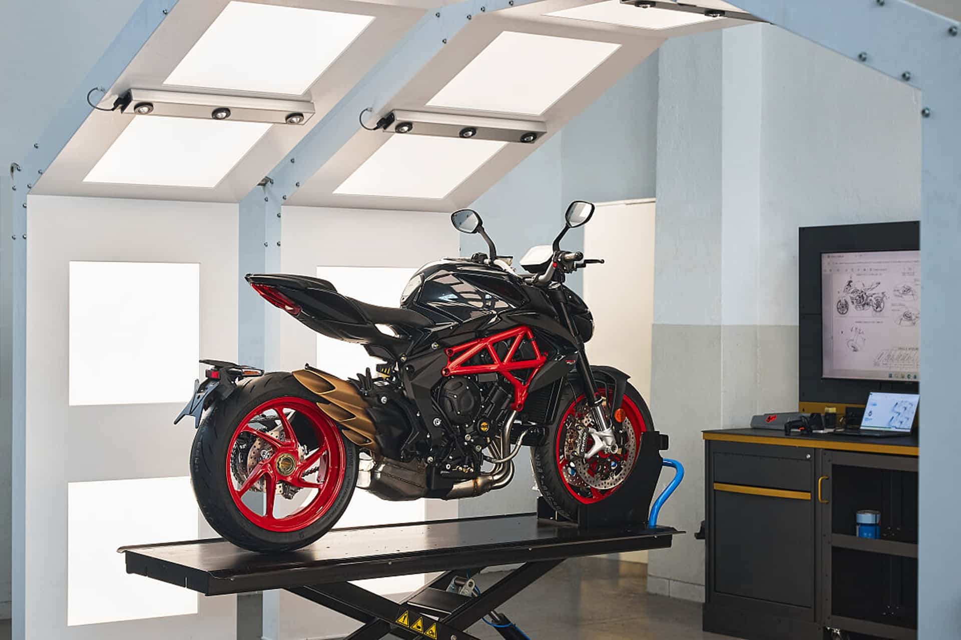 MV Agusta presents the new Nero Carbonio decoration with which it dresses its Brutale 800