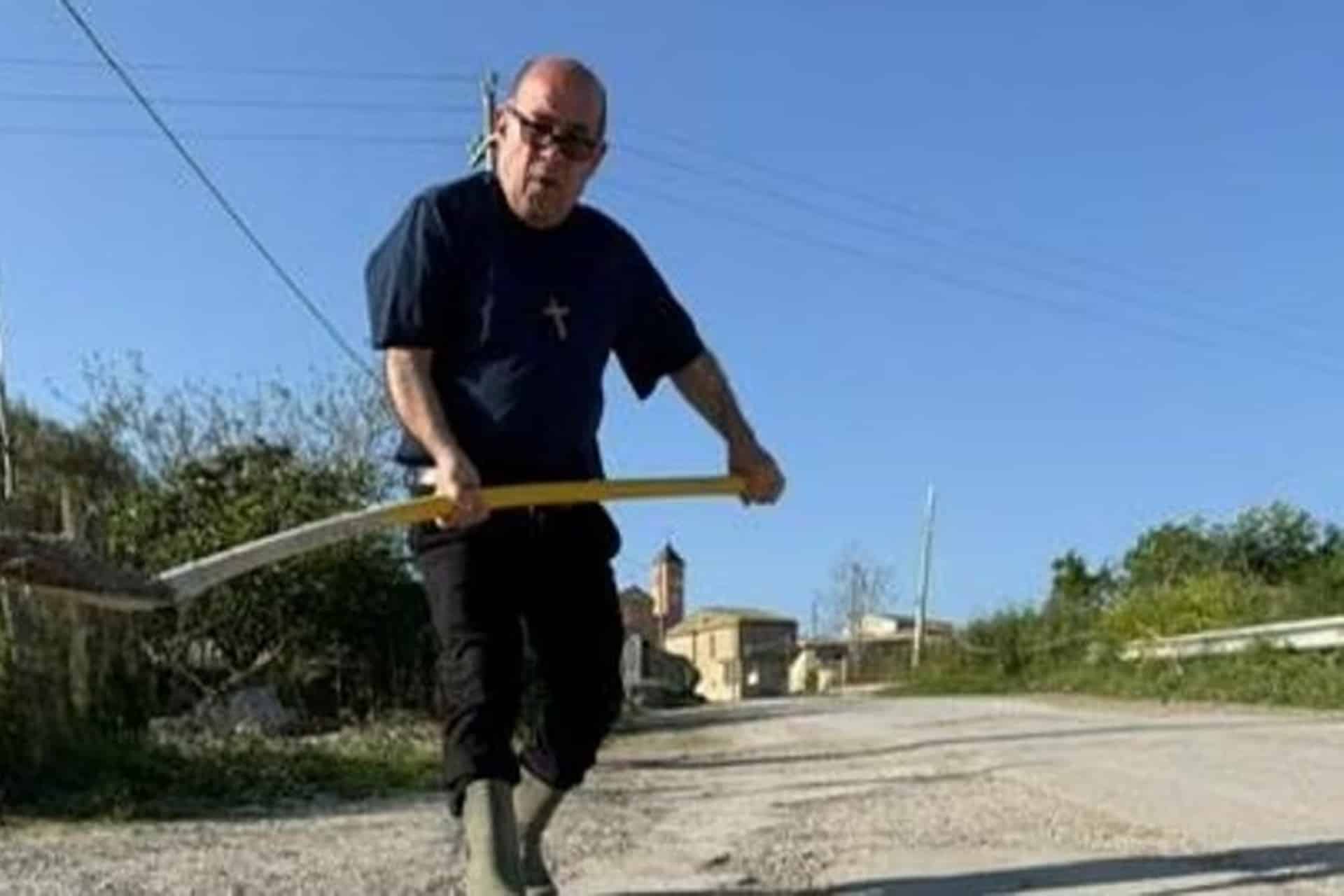 Carmelo Carvello, the parish priest of an Italian town, far from expecting a miracle, repairs the asphalt on the streets of his town