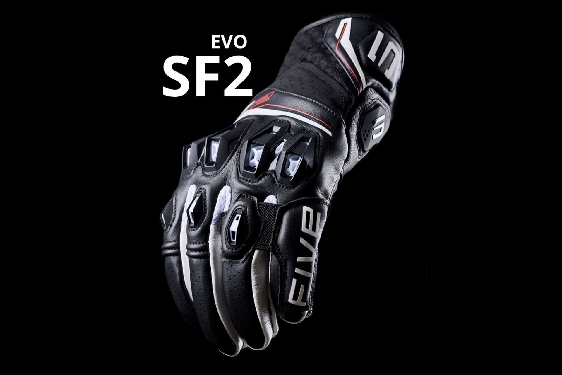 These short gloves want to be the solution to be protected and ventilated on a motorcycle this summer