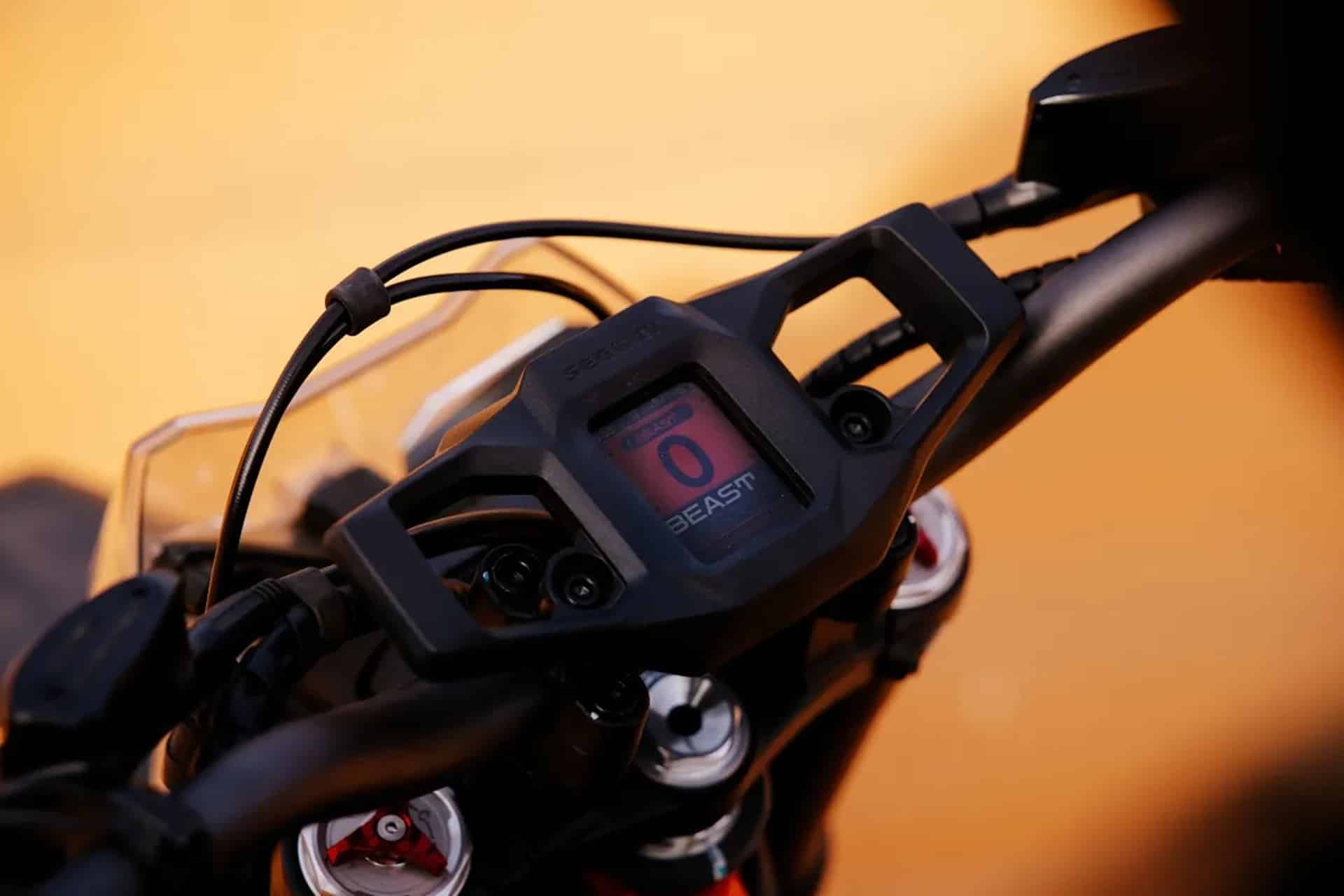 Xaber 300: an interesting and technological plug-in MX for just over 4,500 euros