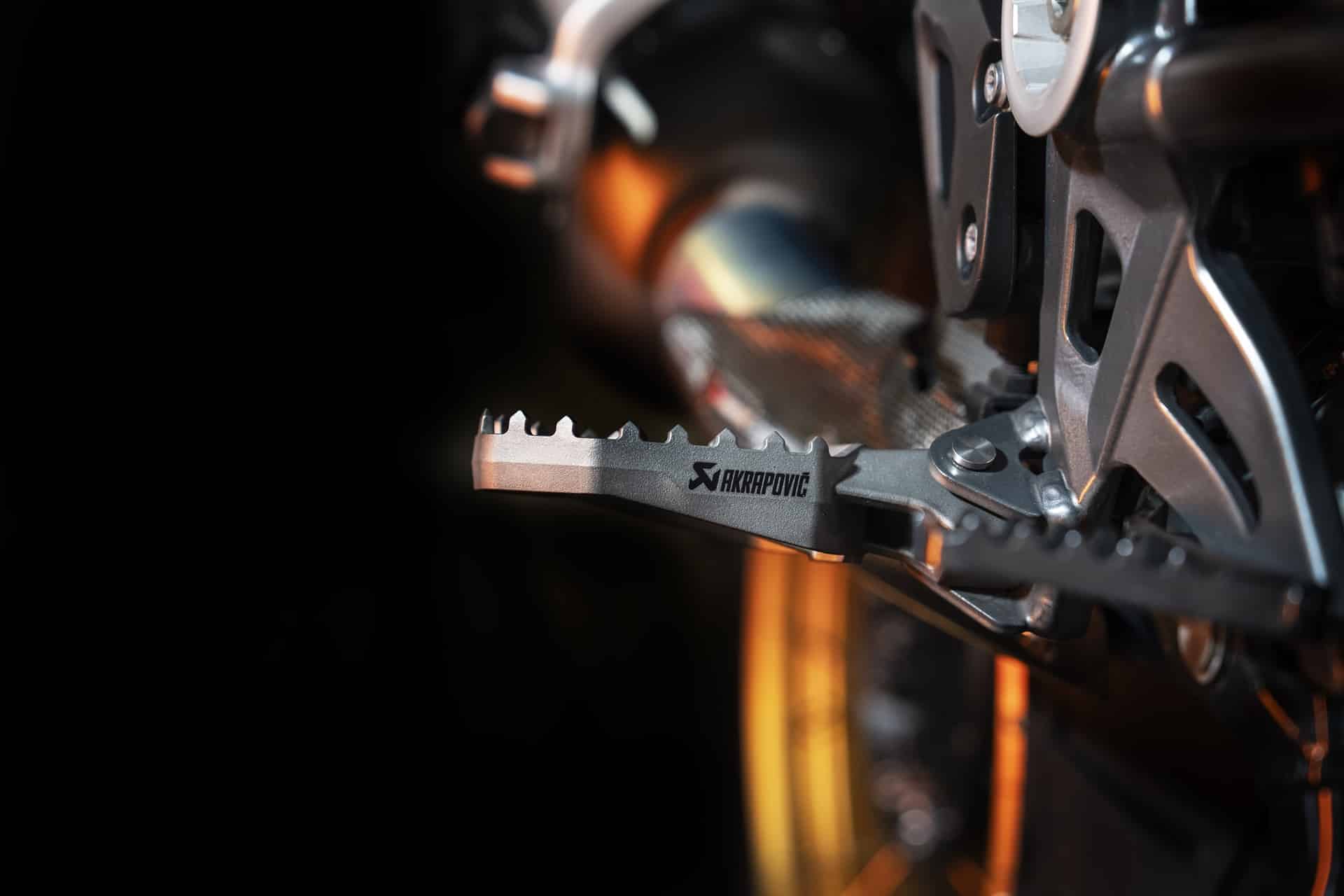 Adventure Footpeg Set: Akrapovič expands its accessories catalog with its new footpegs for adventure motorcycles
