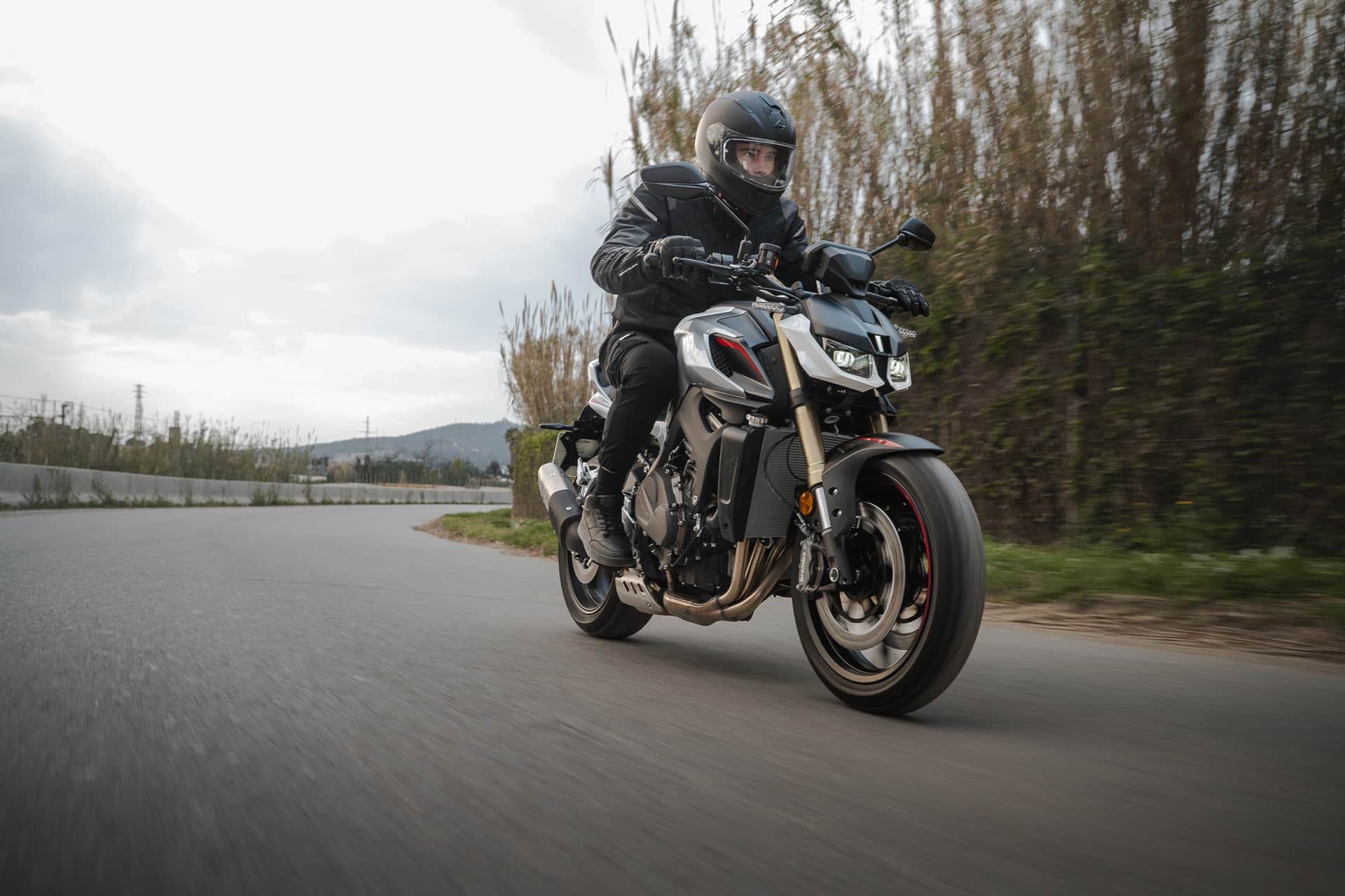 Three motorcycles, 4 cylinders and from 95 to 129 HP: QJ Motor raises the level with its SRK family