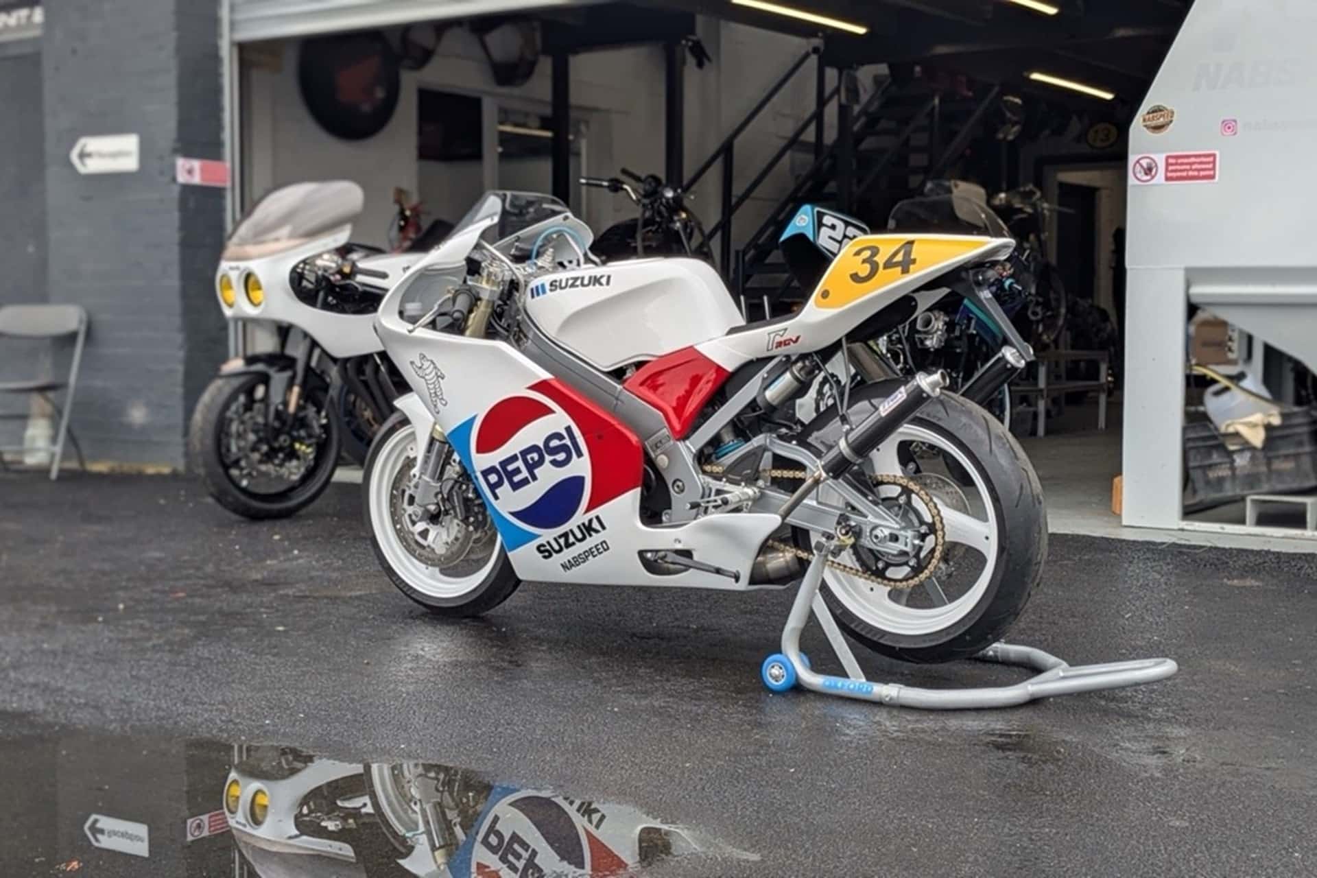 Suzuki RGV250 replica “Pepsi Schwantz” by Nabspeed Moto