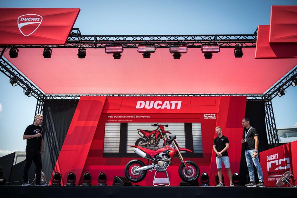 This is not a small adaptation, at Ducati they have worked to achieve a purebred supermotard