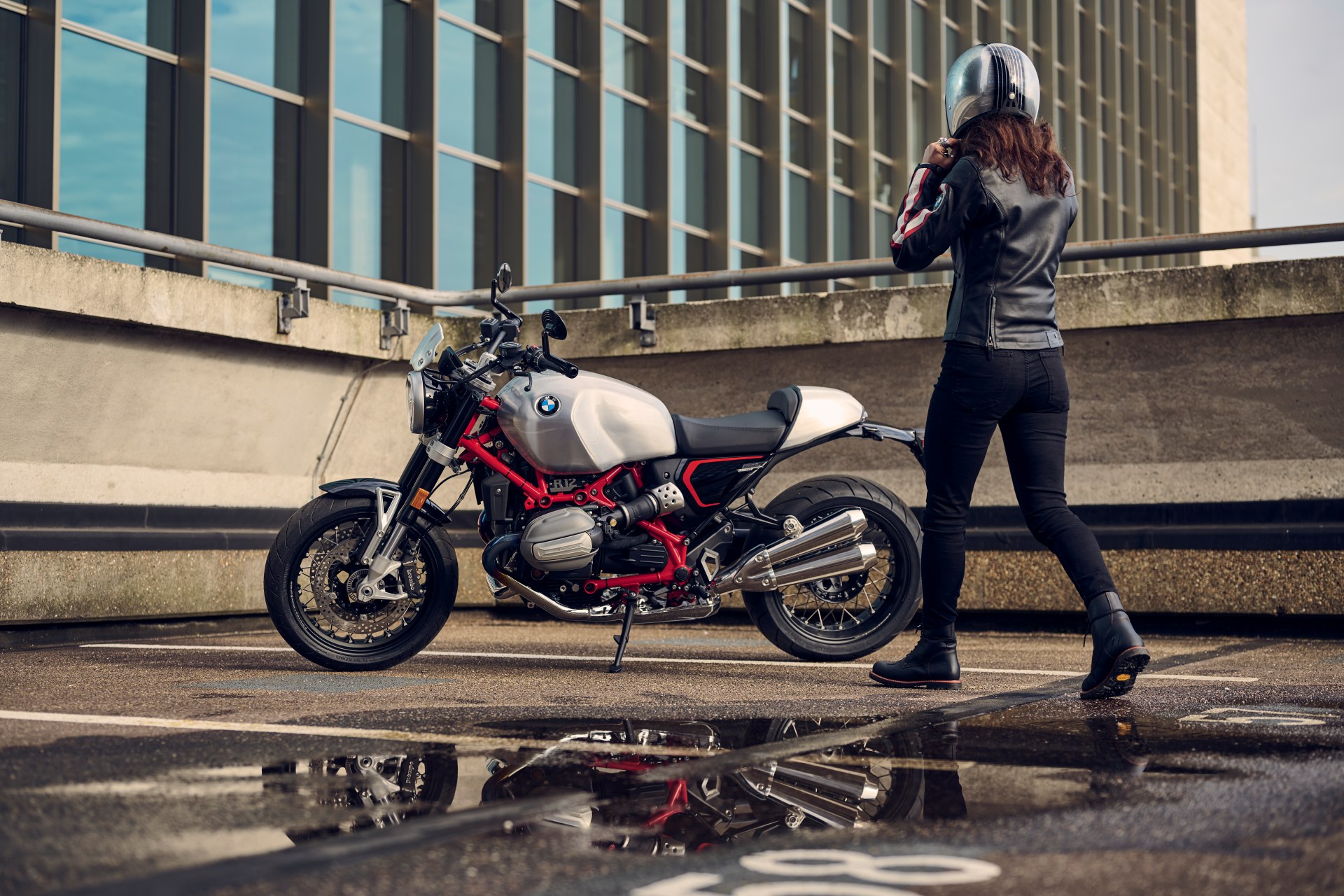 DGT new regulations for women on motorcycles