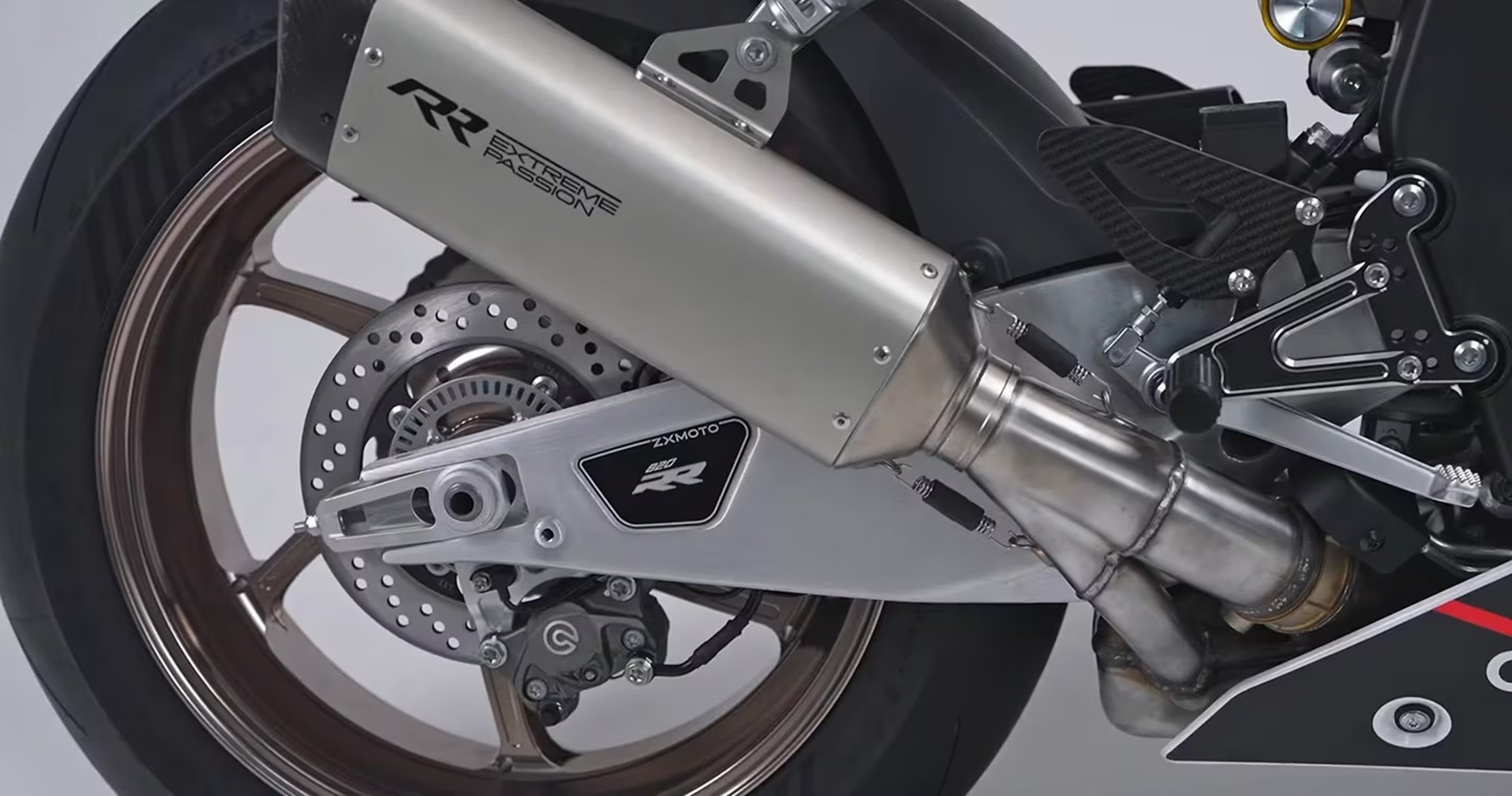ZXMoto ups the ante with its new 820RR-R, an improved version of the standard version of the model