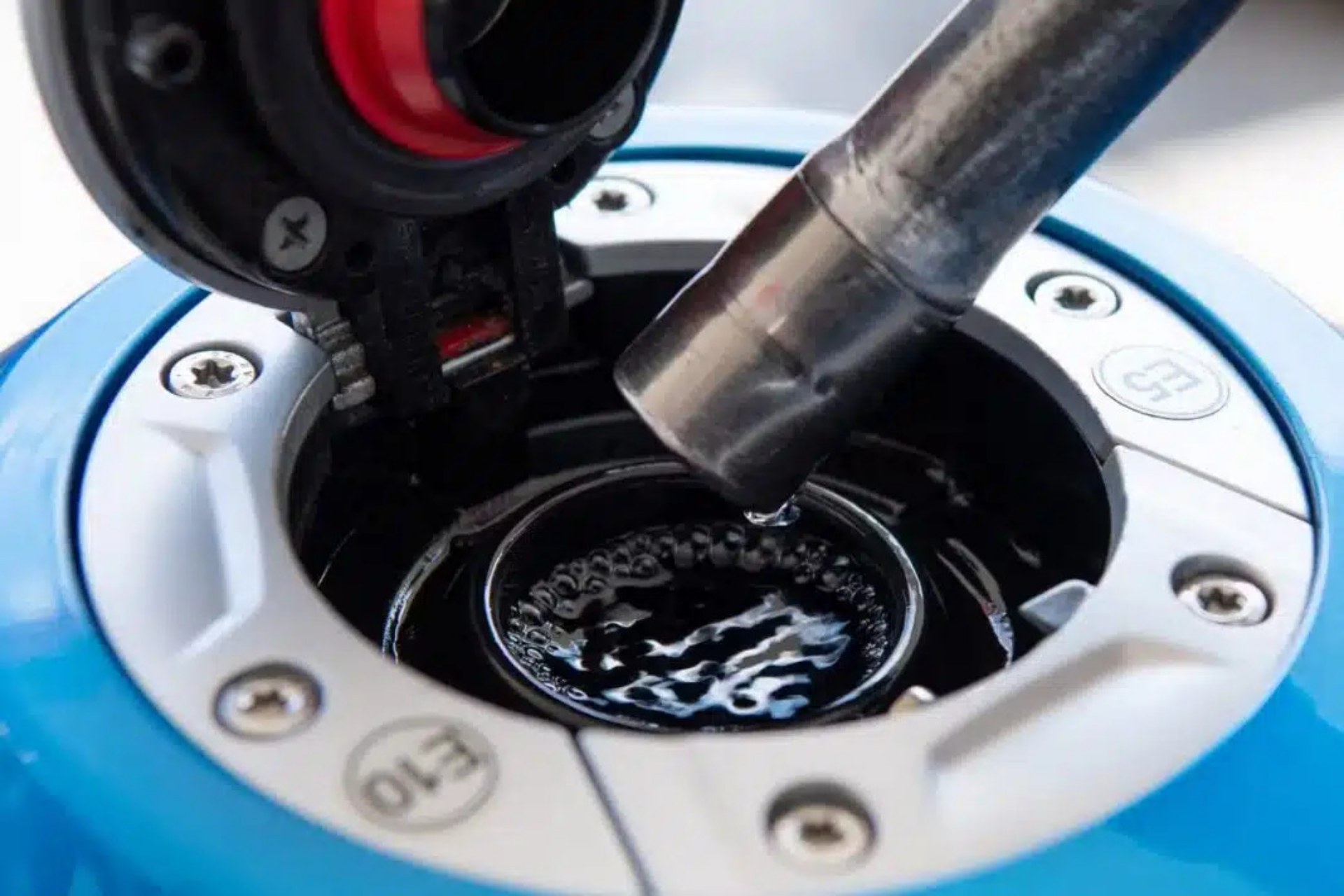 Repostar gasolina en moto