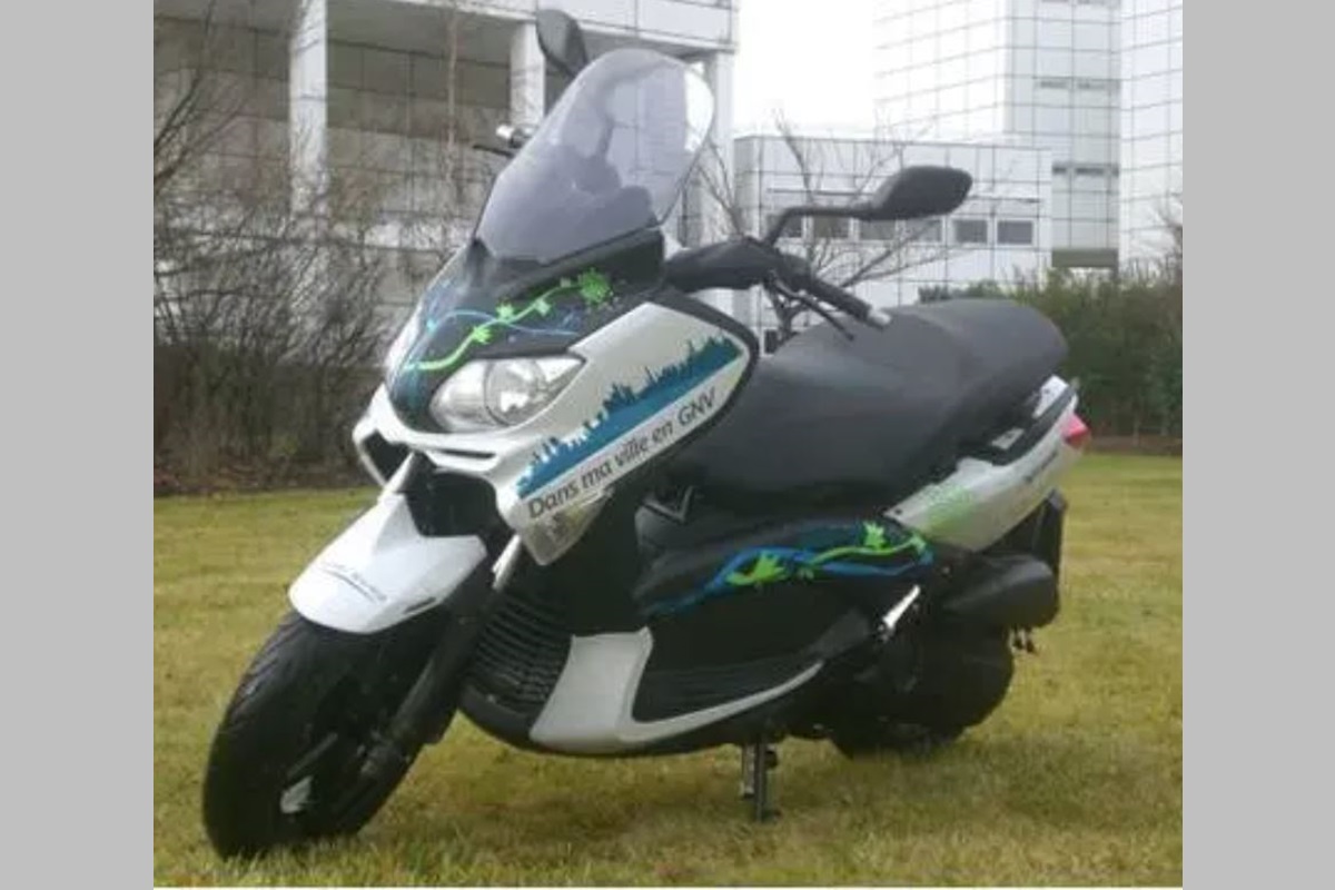 This Yamaha XMax with CNG camping gas cartridges exists