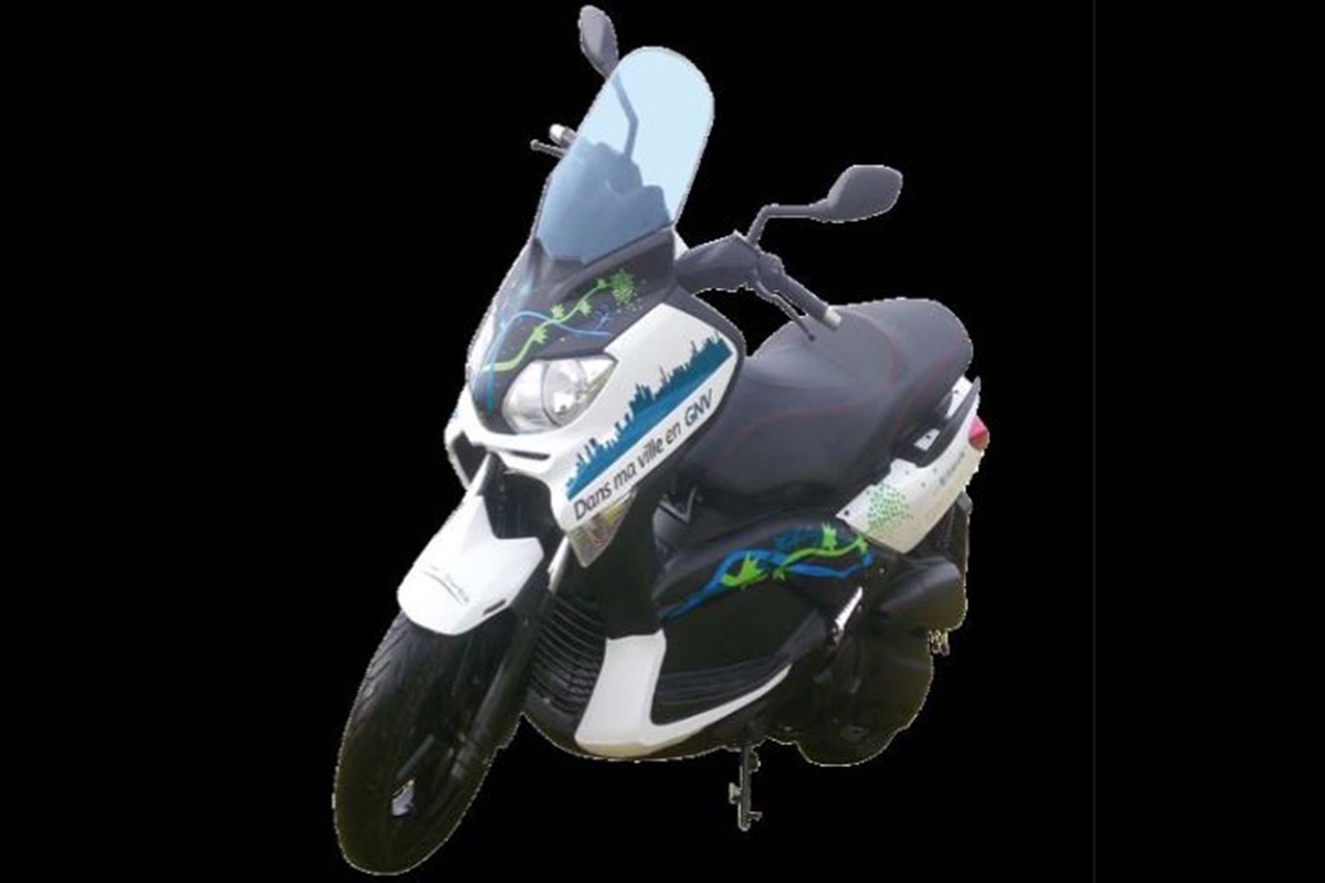 This Yamaha XMax with CNG camping gas cartridges exists