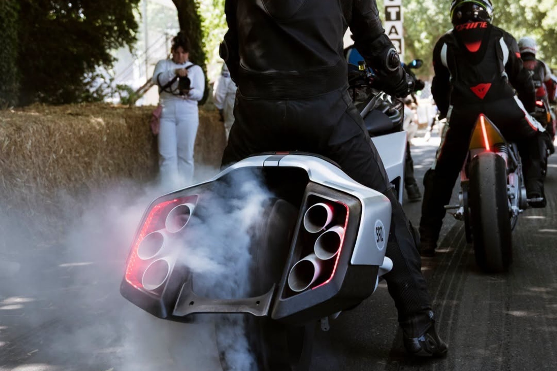 BMW Motorrad muestra su Vision K18 en el Goodwood Festival of Speed rugiendo a 130 decibelios