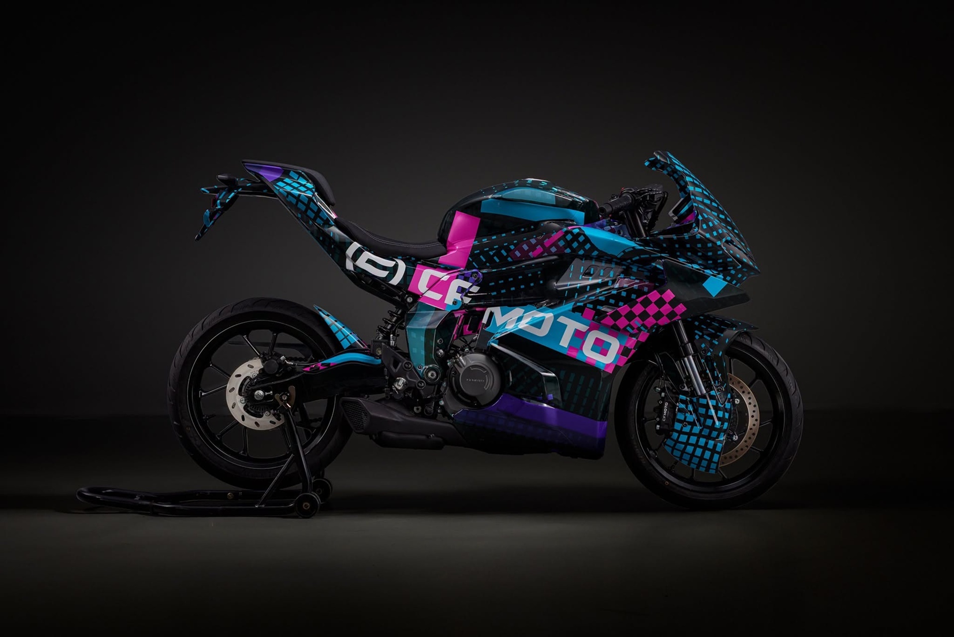 CFMOTO surprises with its small A2 sports car and twin-cylinder engine: this will be the 250SR-R