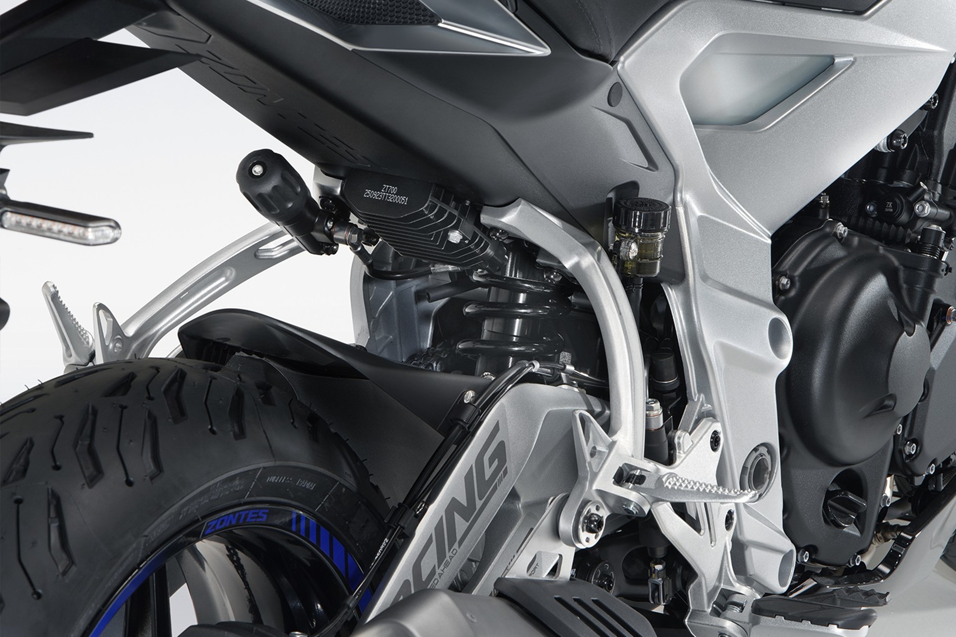 Zontes completes its 703 range with two 95 HP three-cylinder engines: a touring and a naked from 6,488 euros