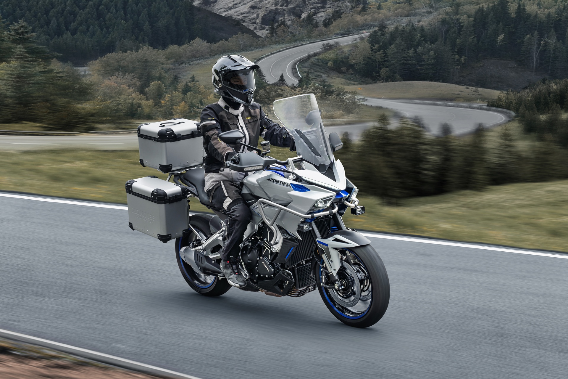 Zontes completes its 703 range with two 95 HP three-cylinder engines: a touring and a naked from 6,488 euros