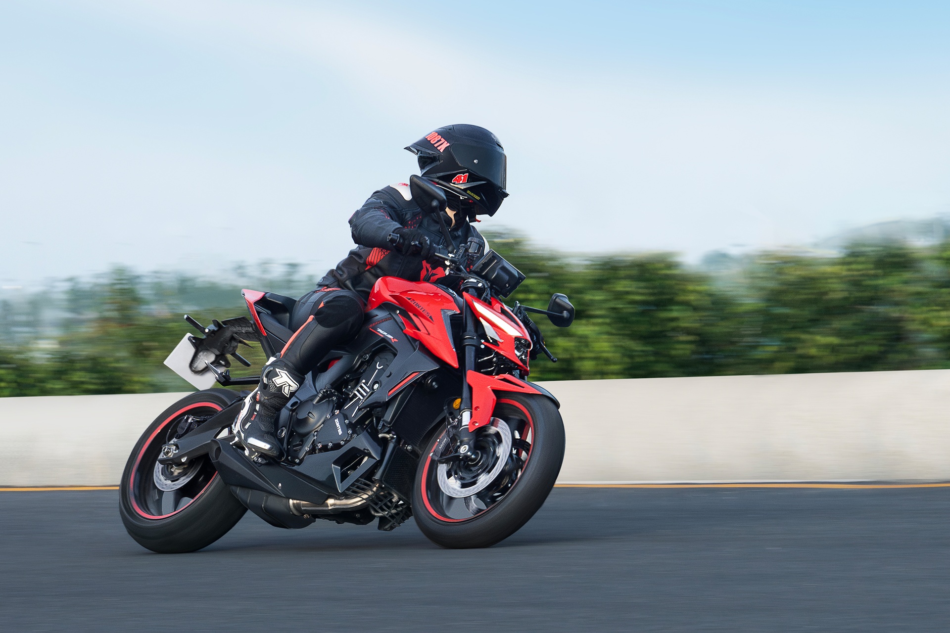 Zontes completes its 703 range with two 95 HP three-cylinder engines: a touring and a naked from 6,488 euros