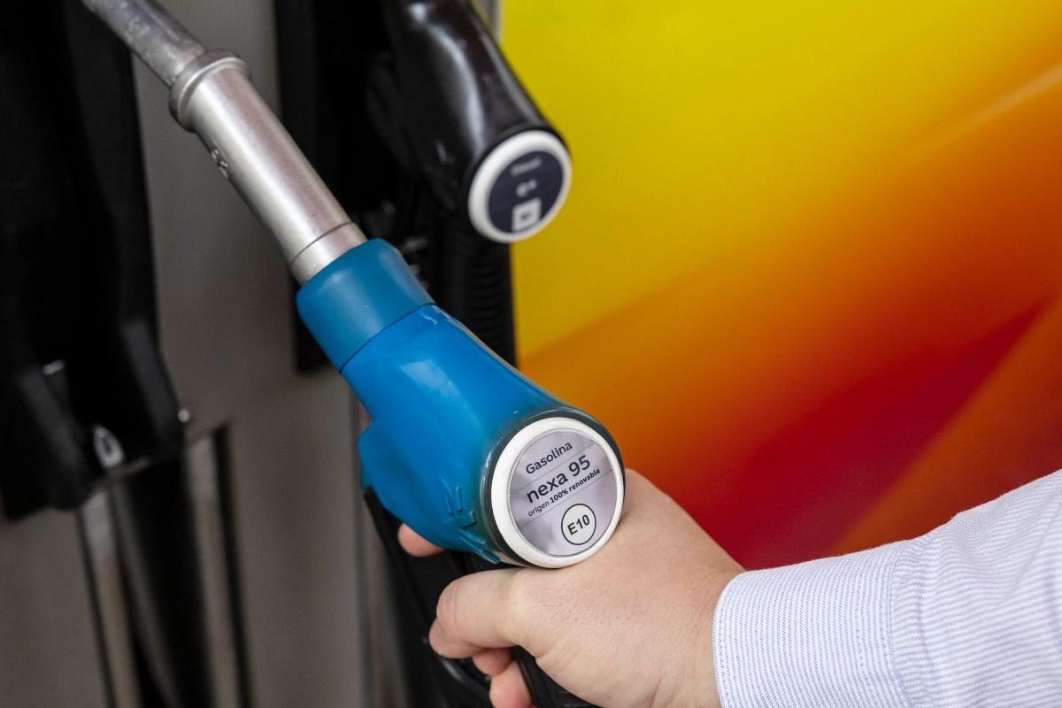 Cuatro gigantes de la industria prueban en España una gasolina renovable para salvar el motor de combustión