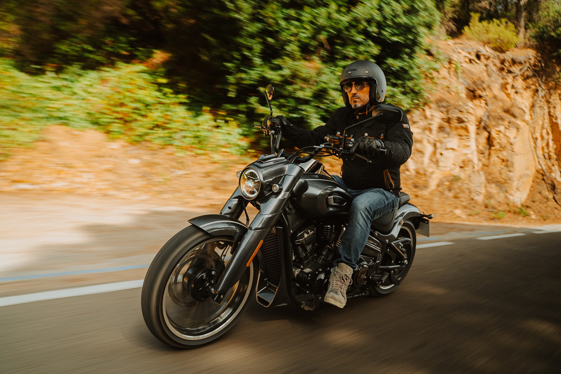 The Rieju Coaster 407 arrives very equipped: V-Twin, traction control, keyless and 4,961 euros