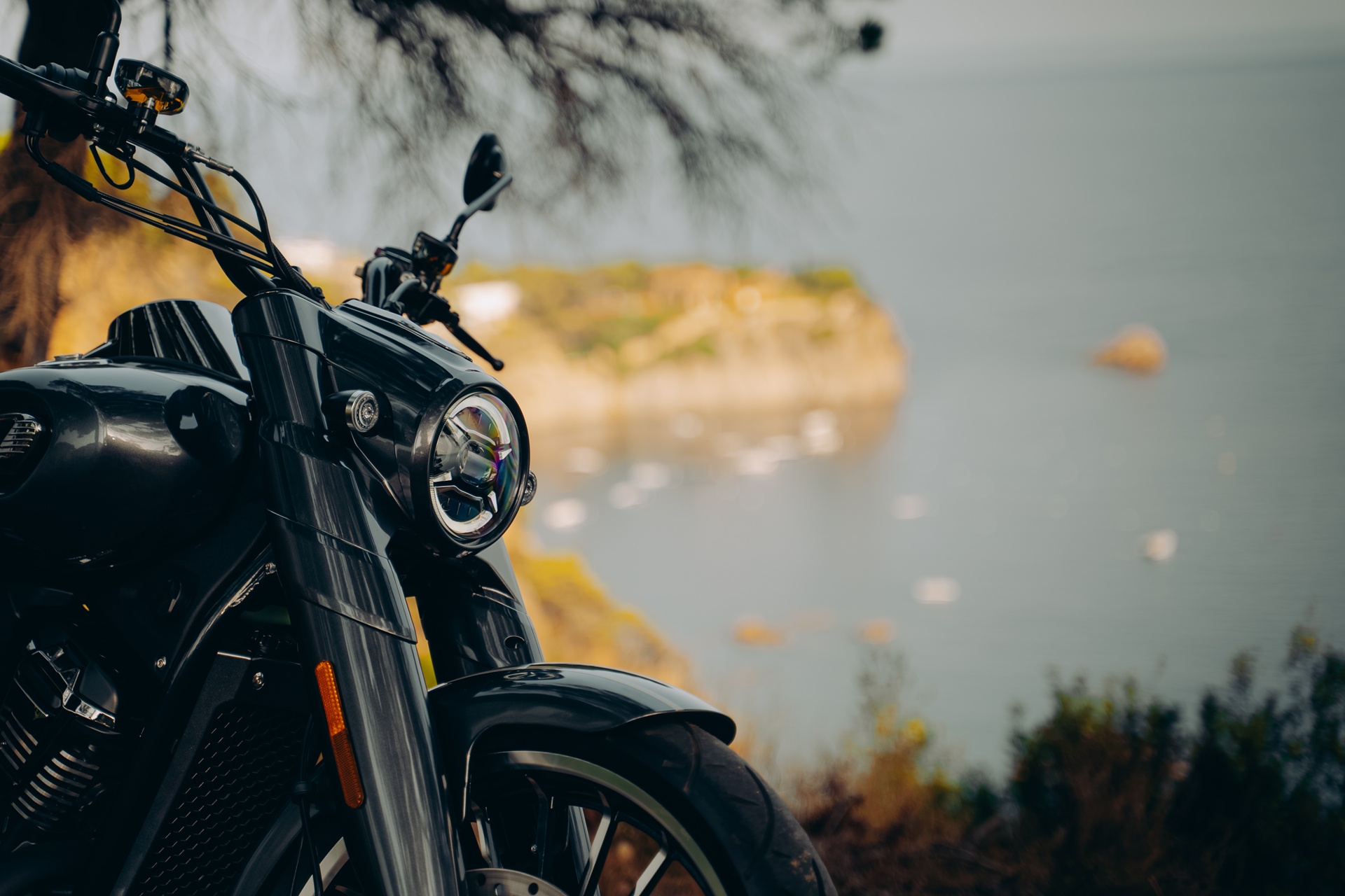 The Rieju Coaster 407 arrives very equipped: V-Twin, traction control, keyless and 4,961 euros