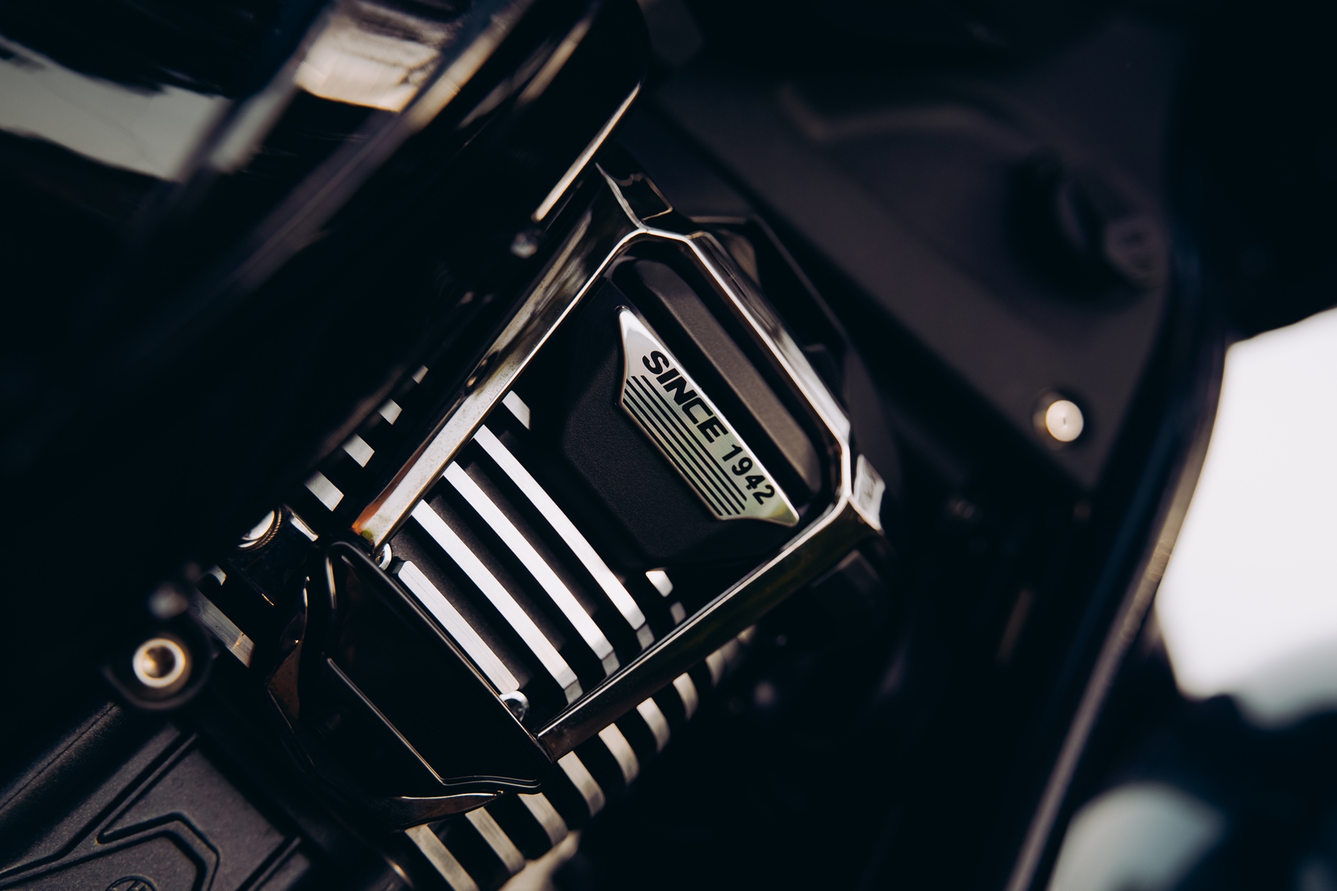 The Rieju Coaster 407 arrives very equipped: V-Twin, traction control, keyless and 4,961 euros